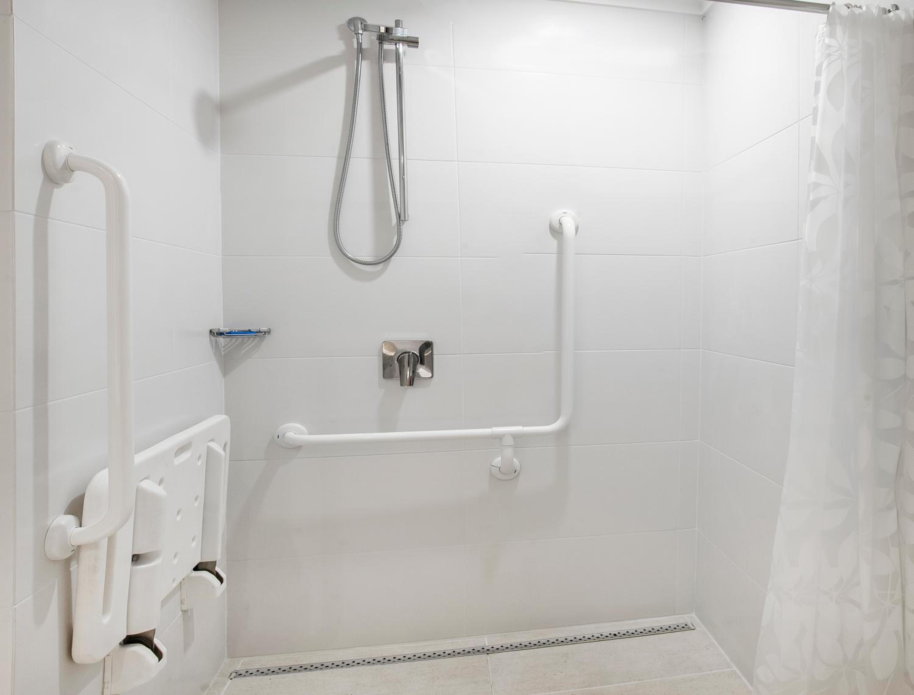 Standard King Room - Accessible - Photo 8