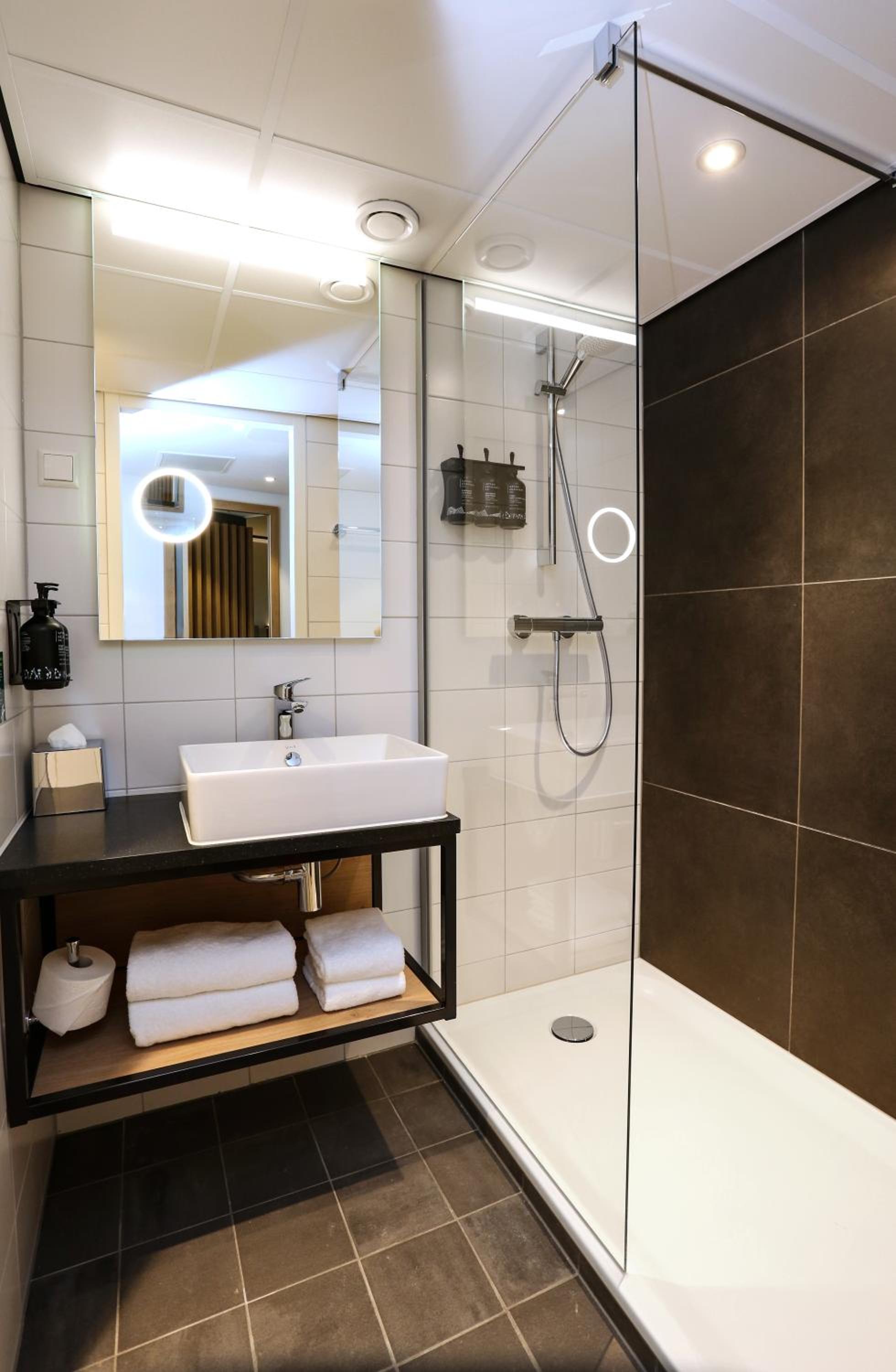 Standard King Room - Photo 5