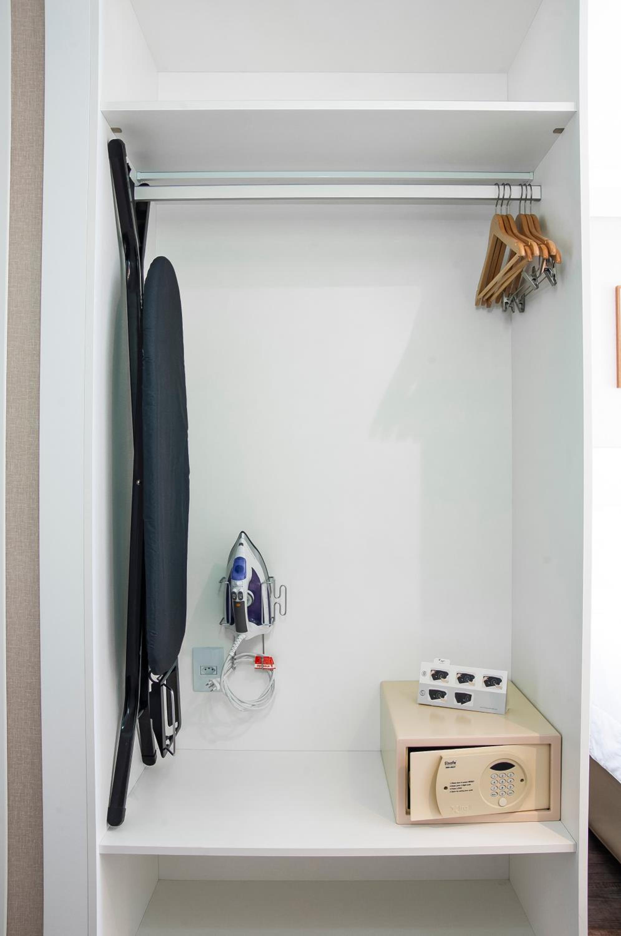 Standard King Room - Photo 7