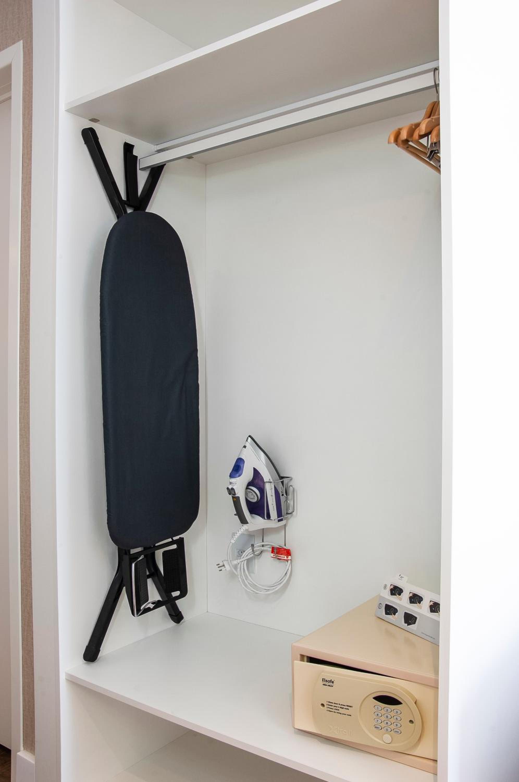 Standard King Room - Accessible - Photo 4