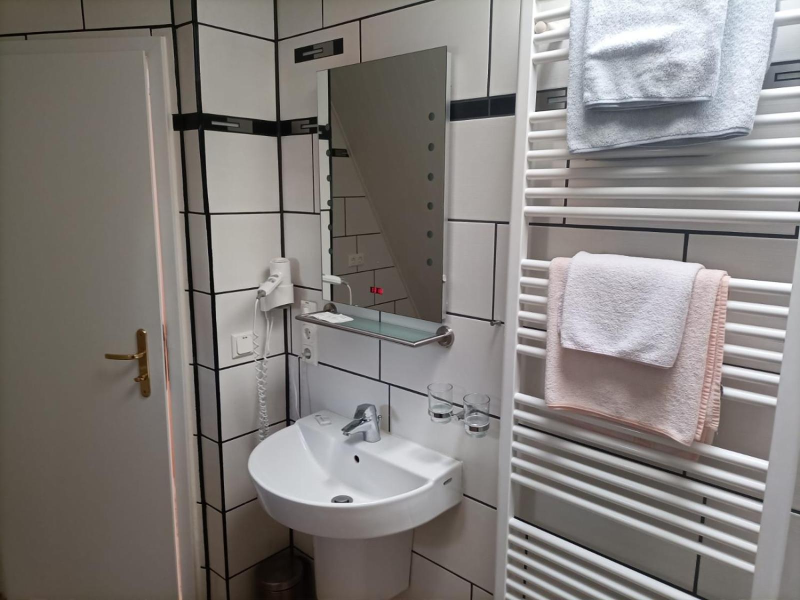 Double Room - Main Building - Photo 15