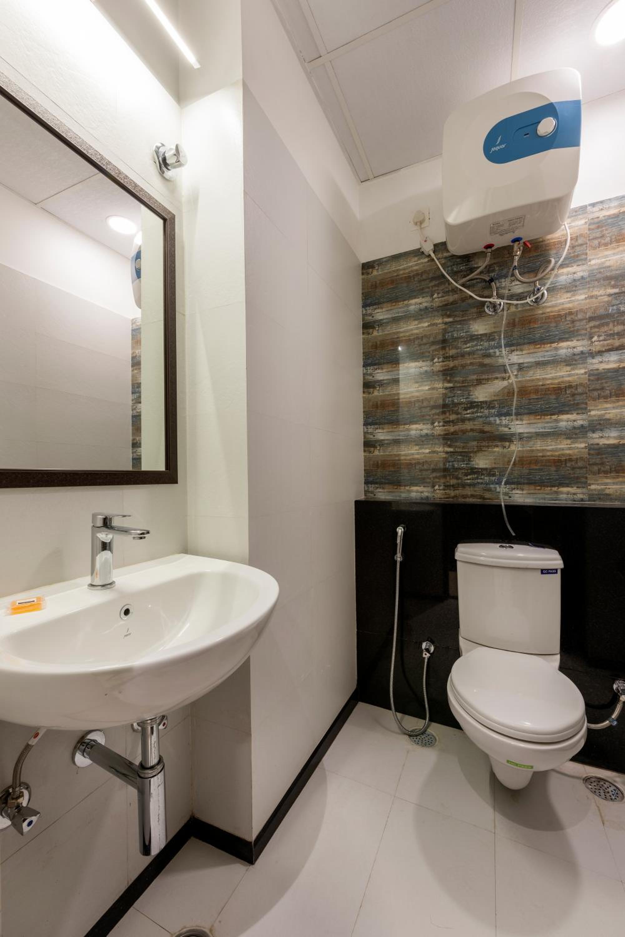 Quadruple Room with Private Bathroom - Photo 30