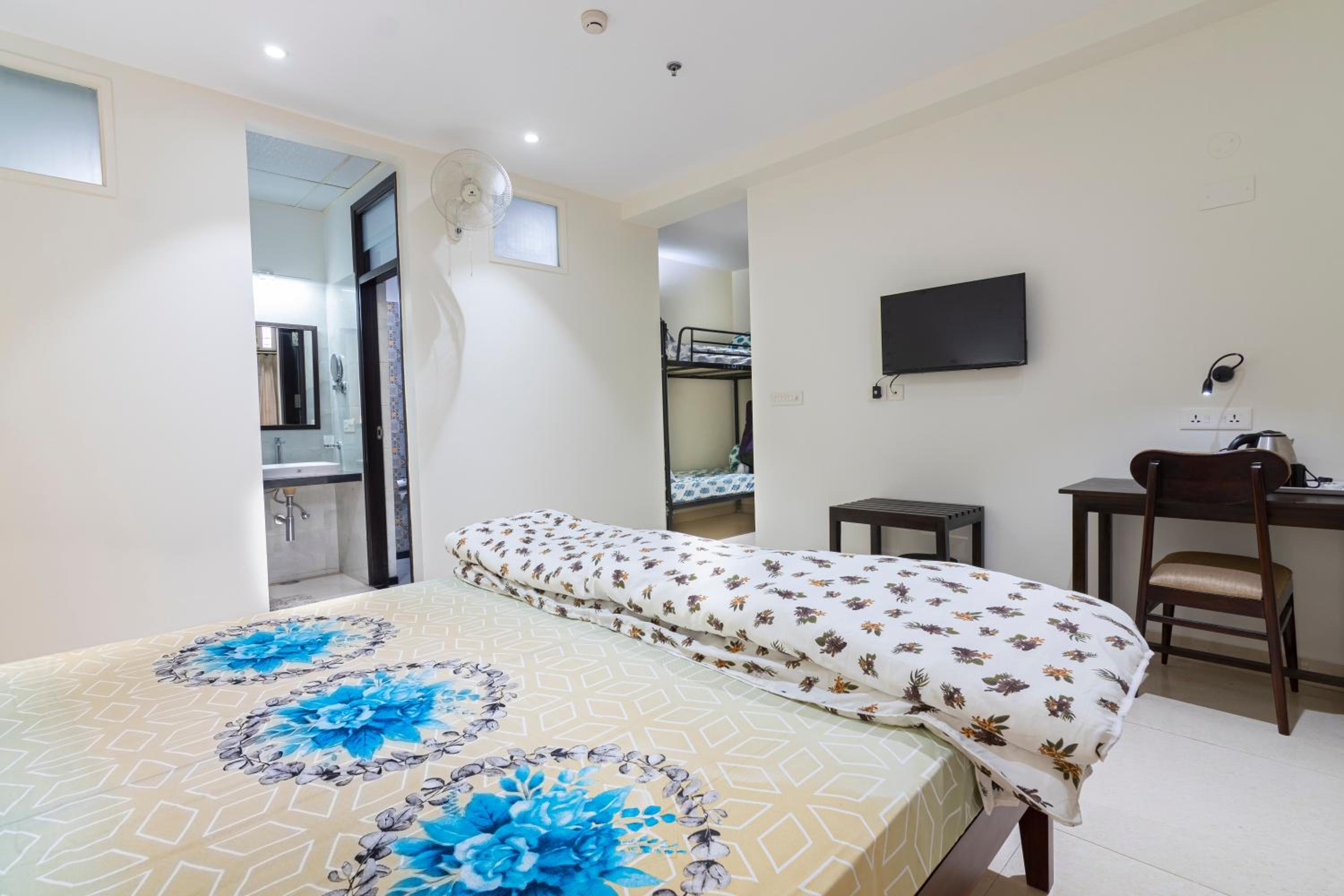 Quadruple Room with Private Bathroom - Photo 37