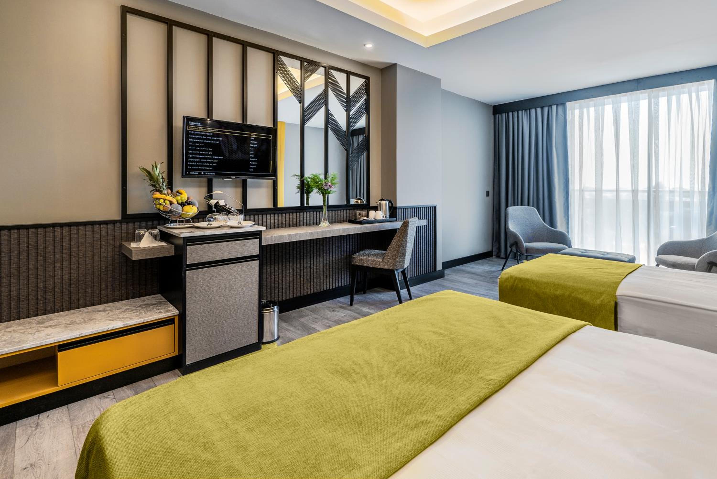Deluxe Double Room with Side Sea View photo 2