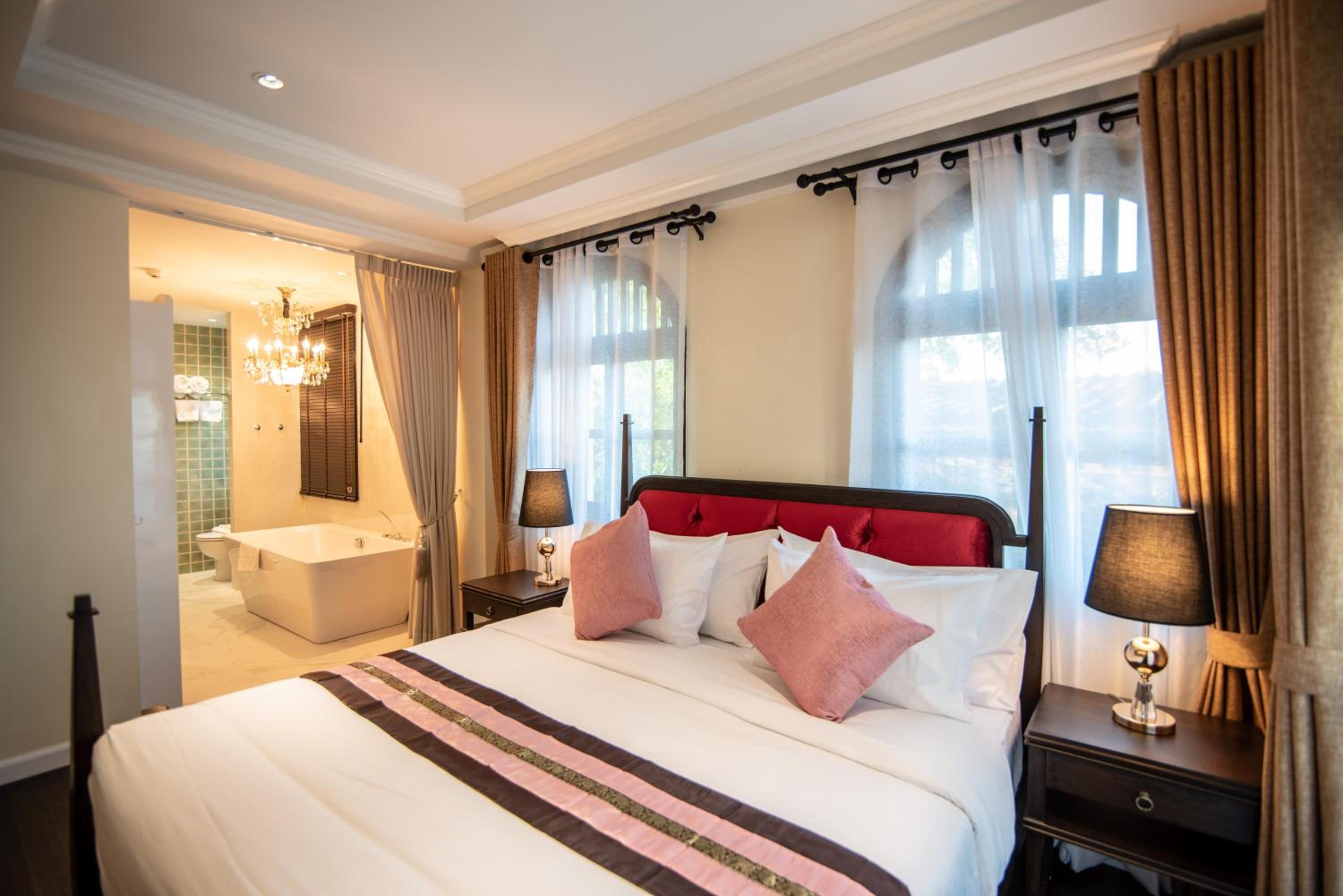 Deluxe Double Room with Bath - Photo 2