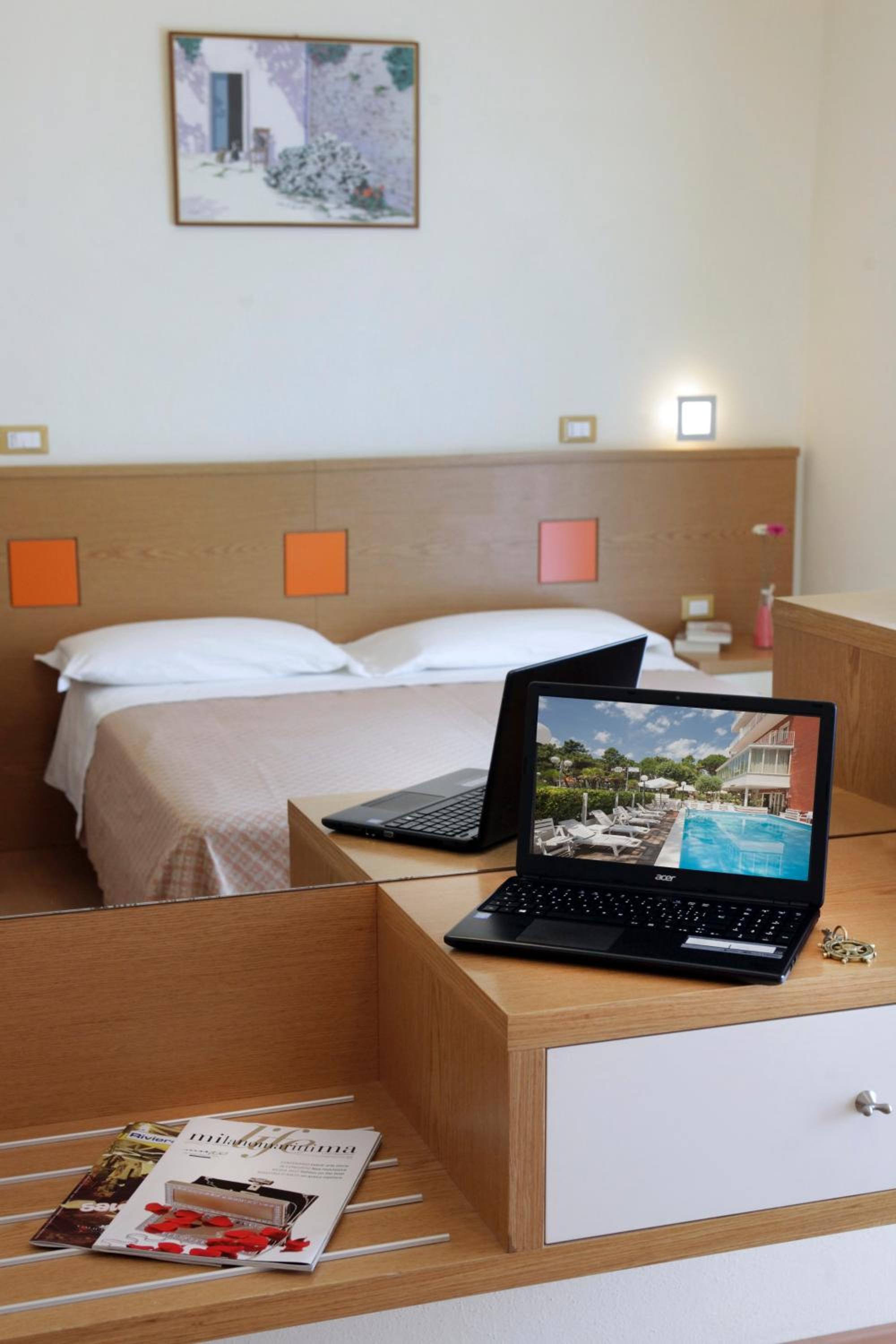 Double or Twin Room with Sea View - Photo 9