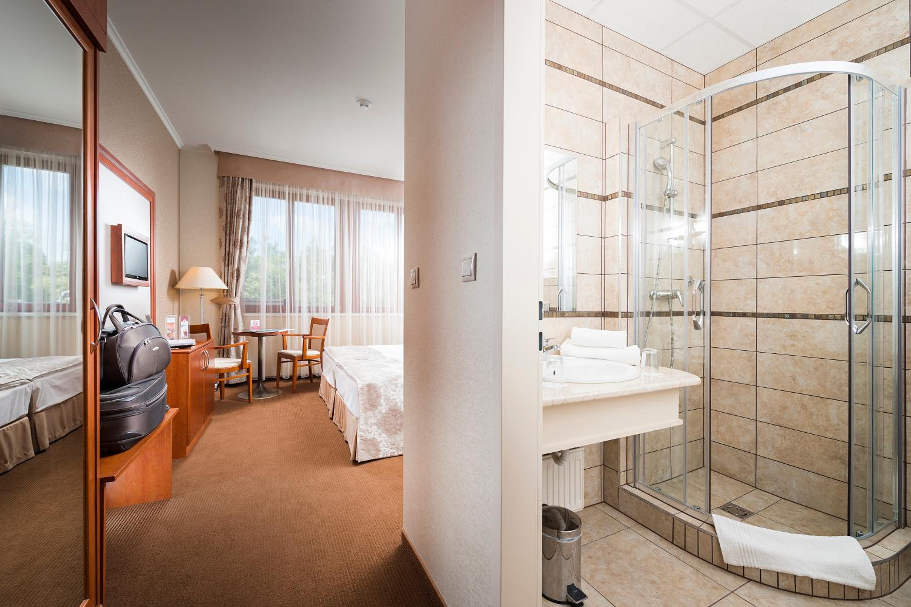 Double or Twin Room - Photo 3