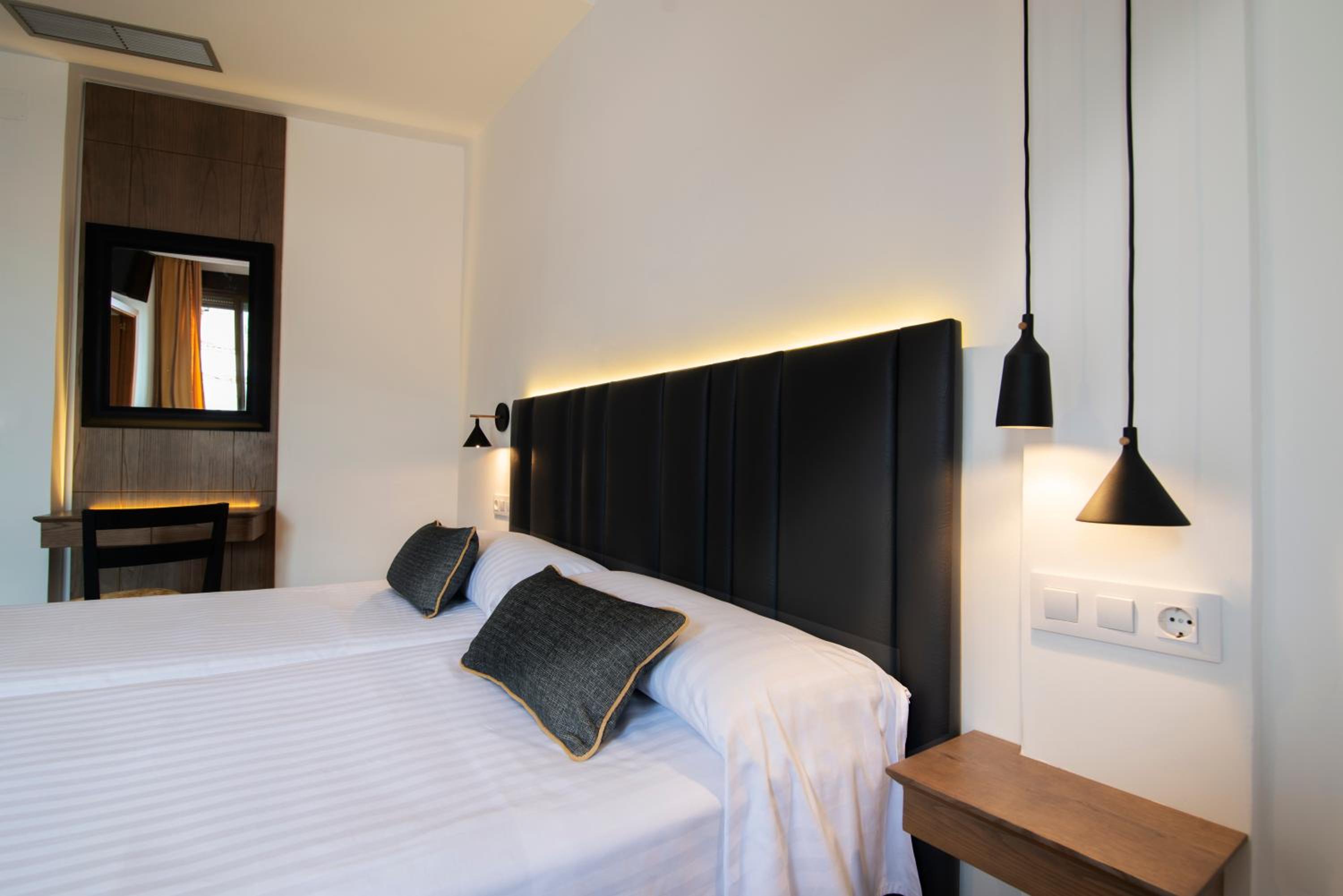 Double or Twin Room - Photo 3