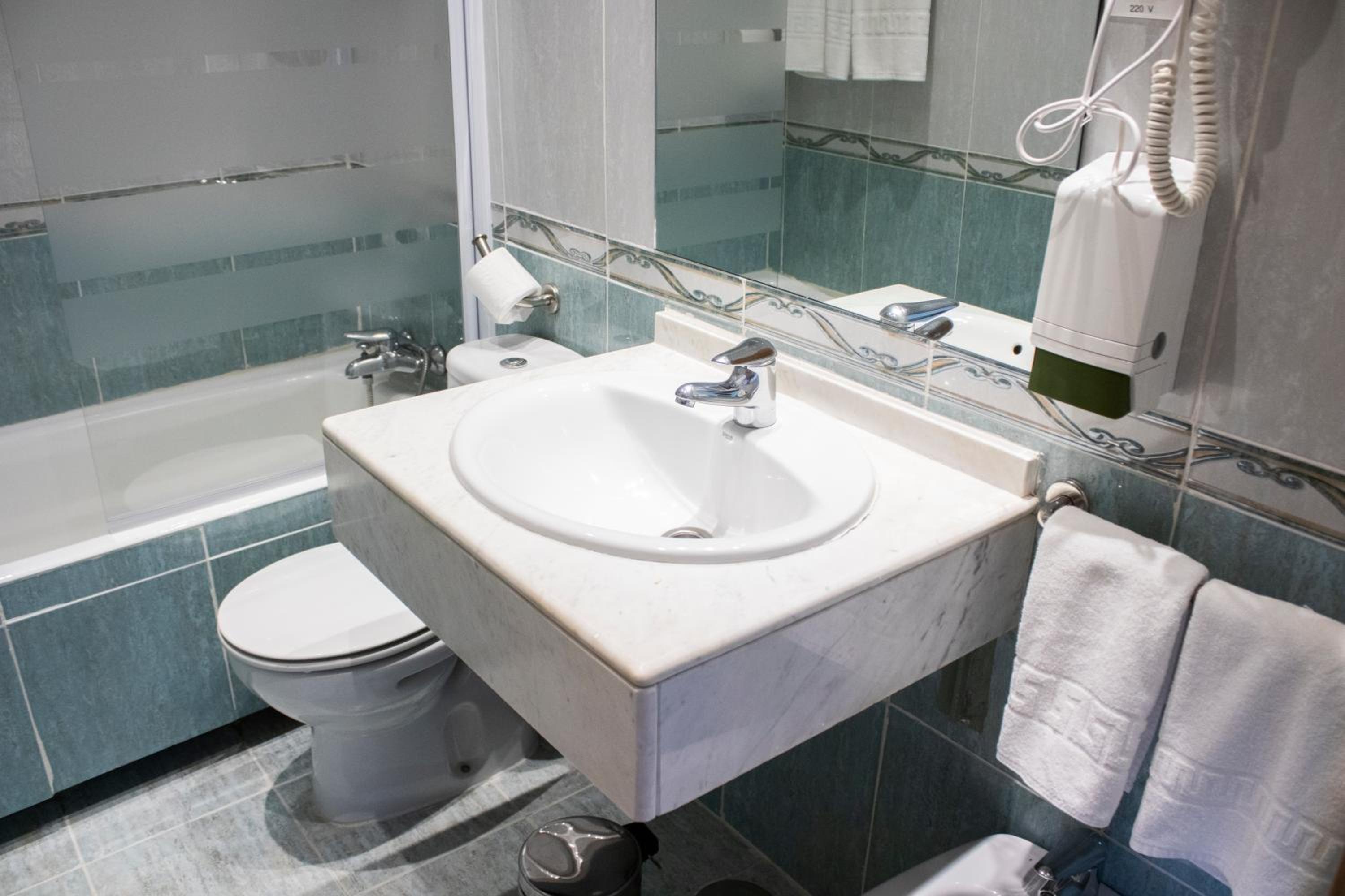 Double or Twin Room - Photo 11