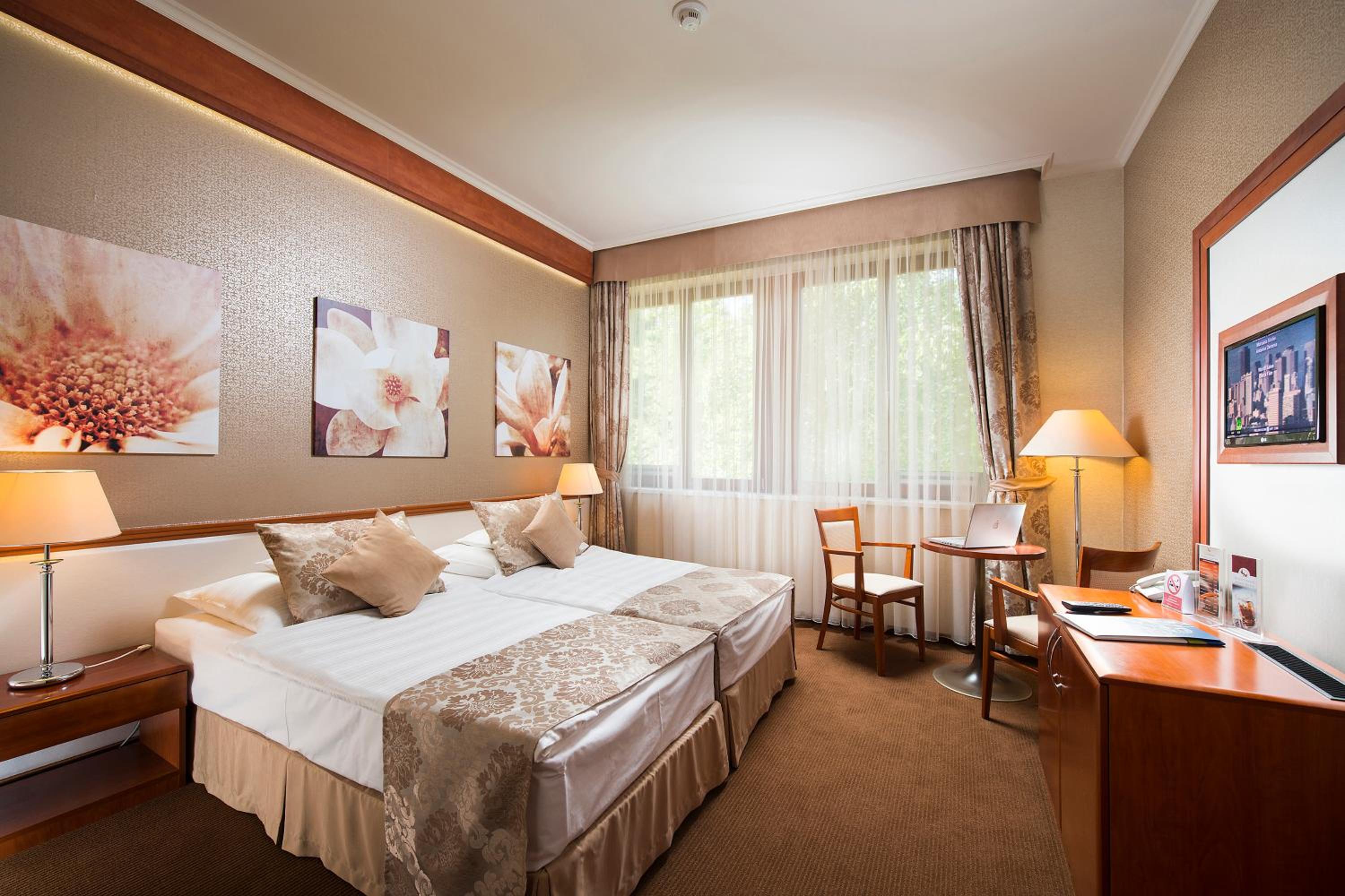Twin Room with Extra Bed - Photo 1