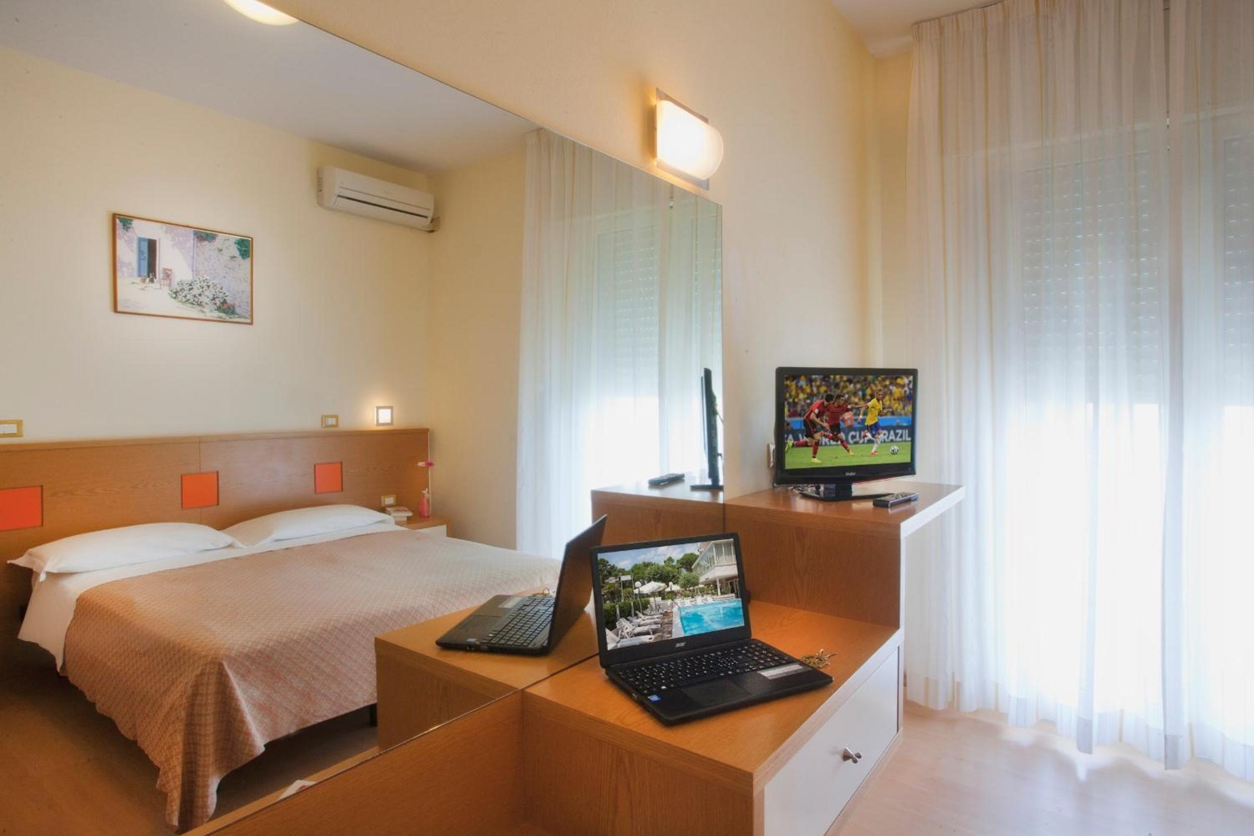 Quadruple Room with Sea View - Photo 9