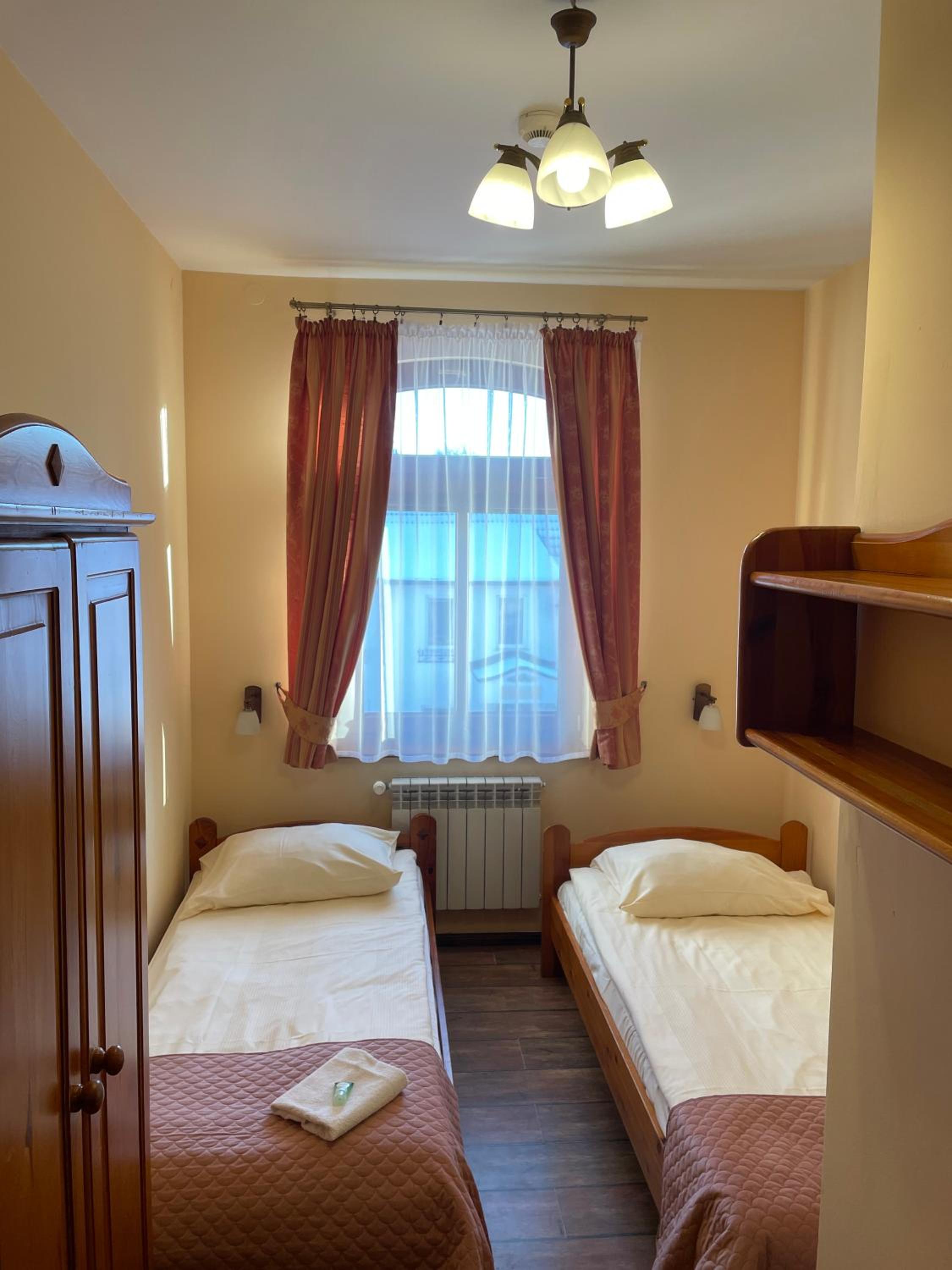 Twin Room with Private Bathroom - Photo 9