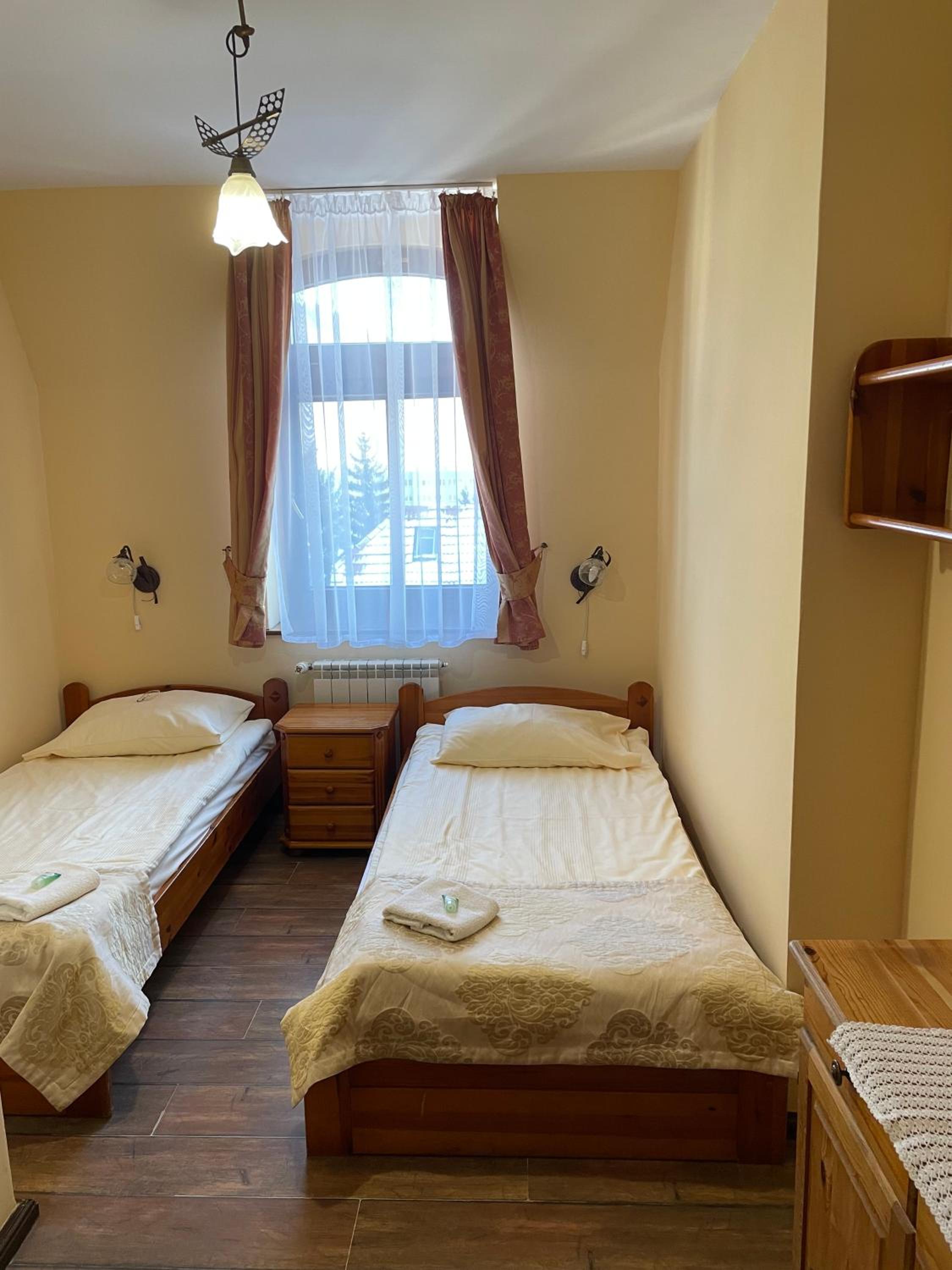 Twin Room with Private Bathroom - Photo 8