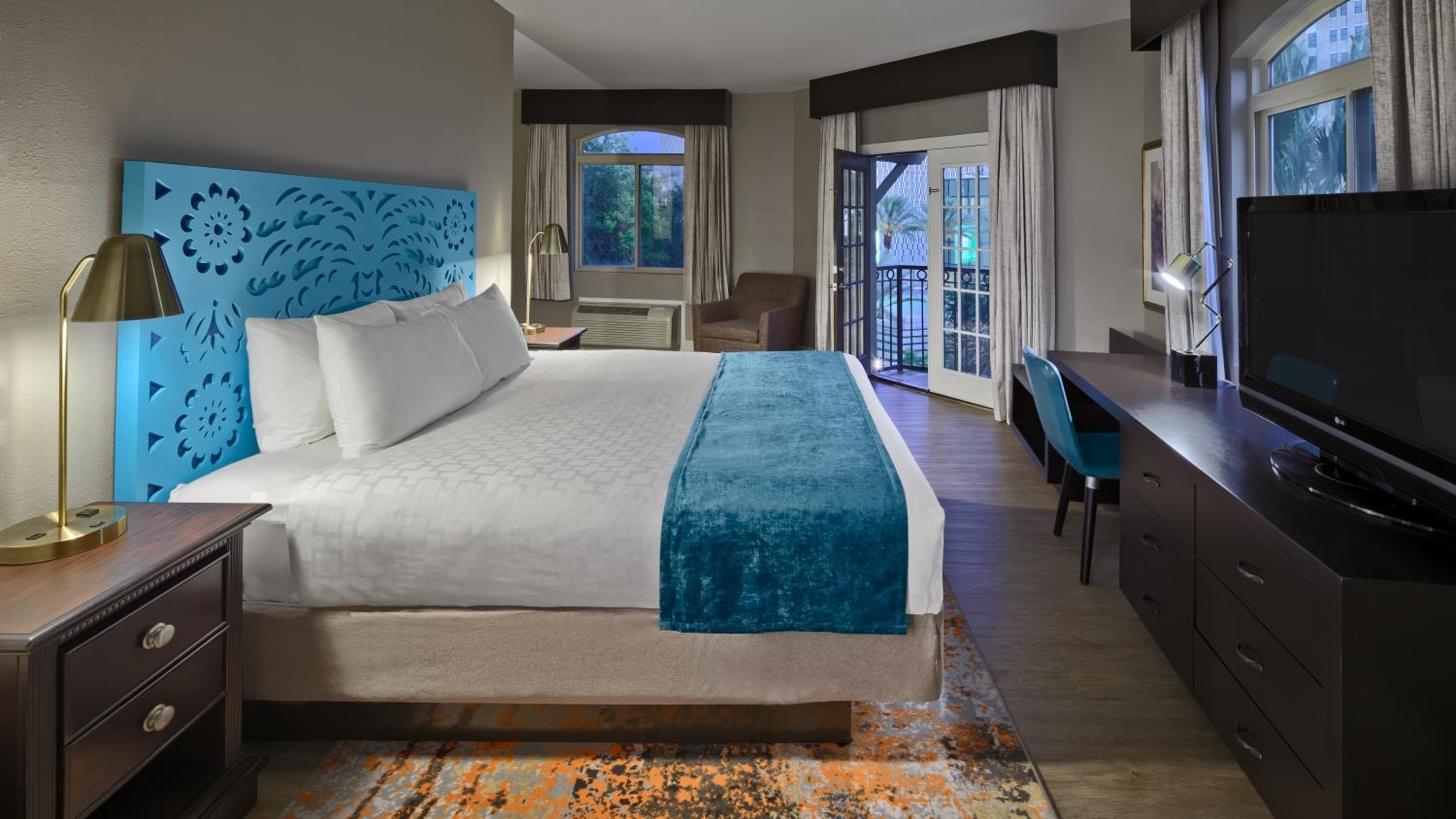 King Suite with Balcony - Photo 1