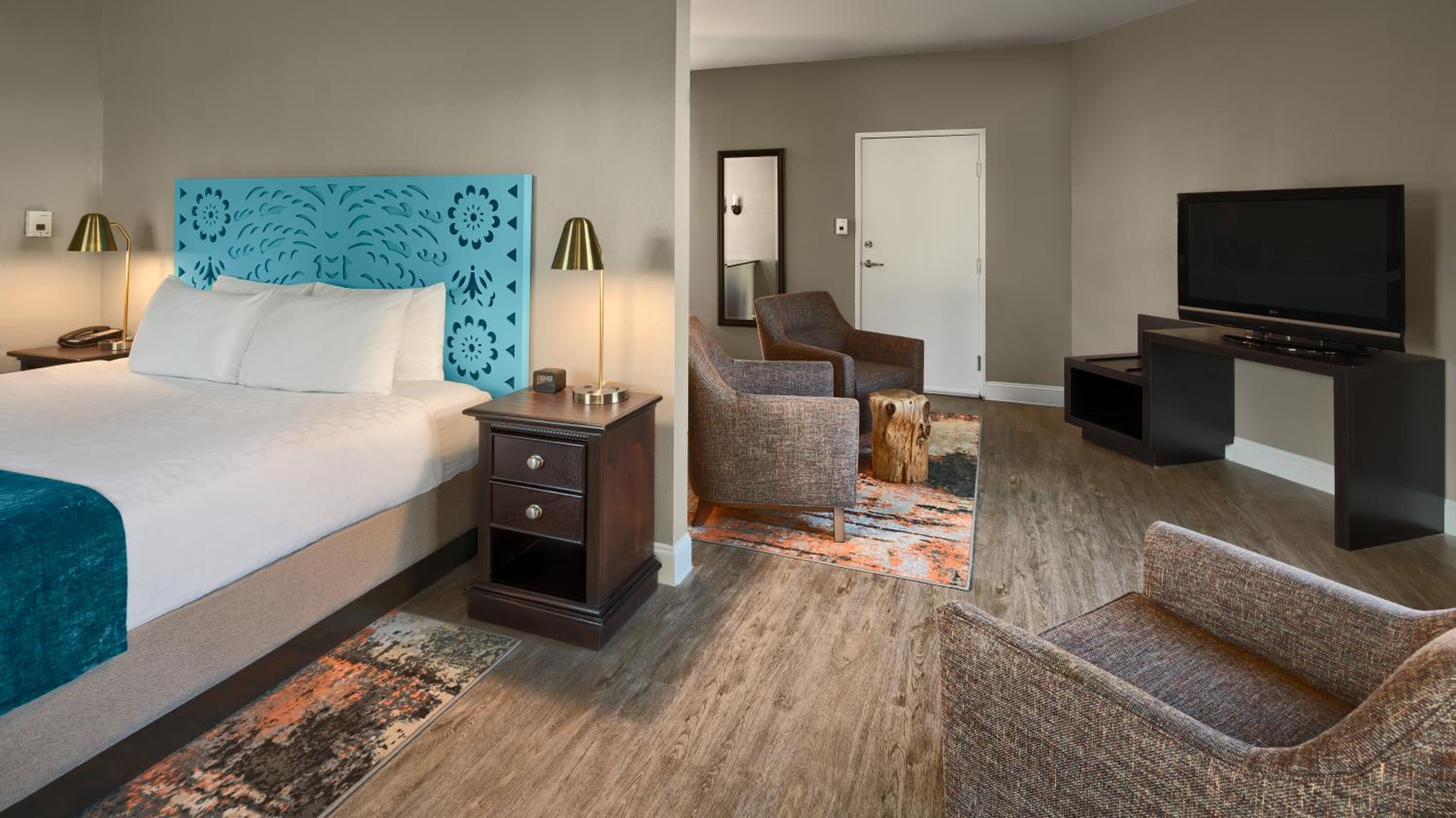King Suite with Balcony - Photo 8