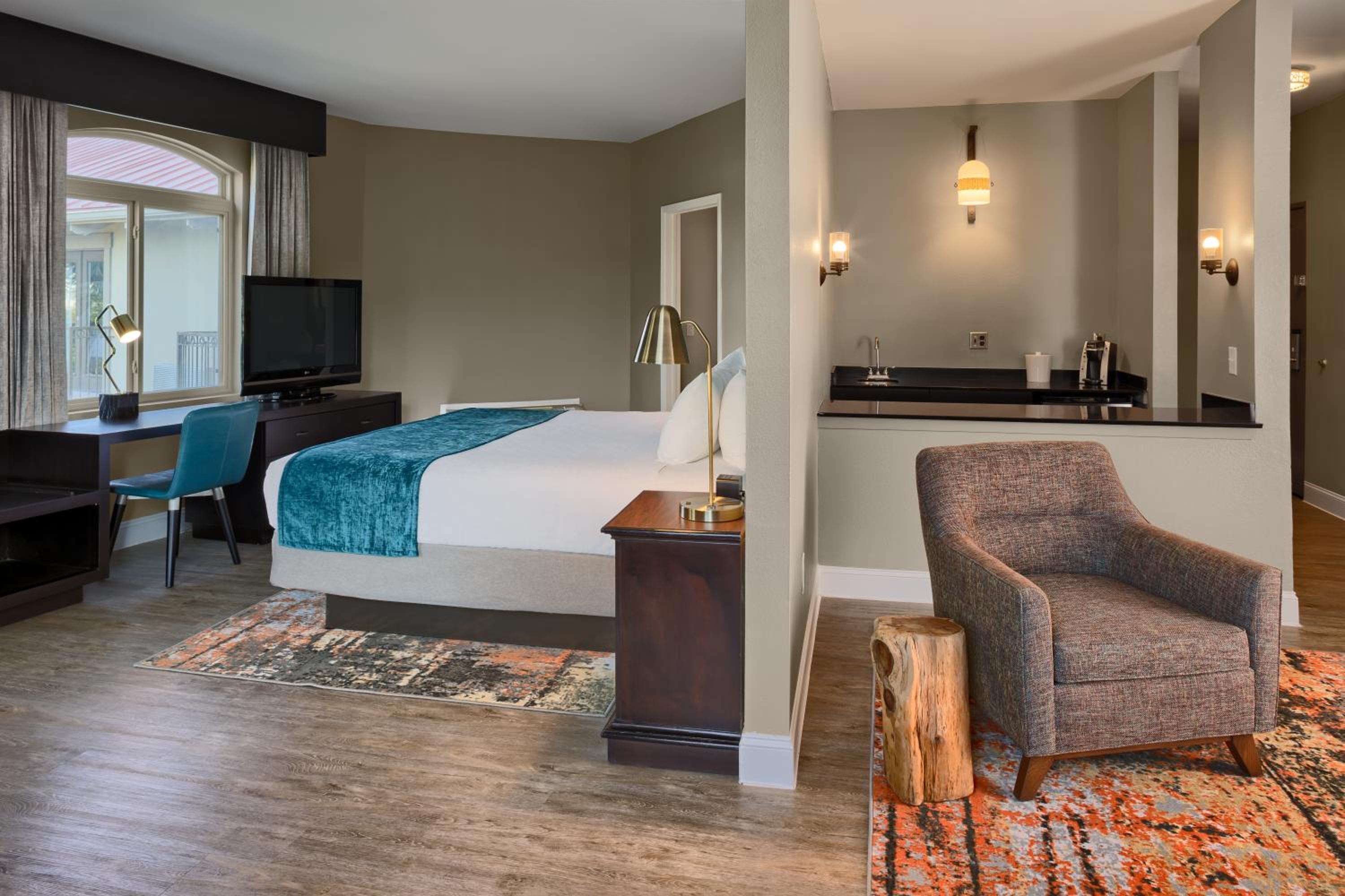 King Suite with Balcony - Photo 7