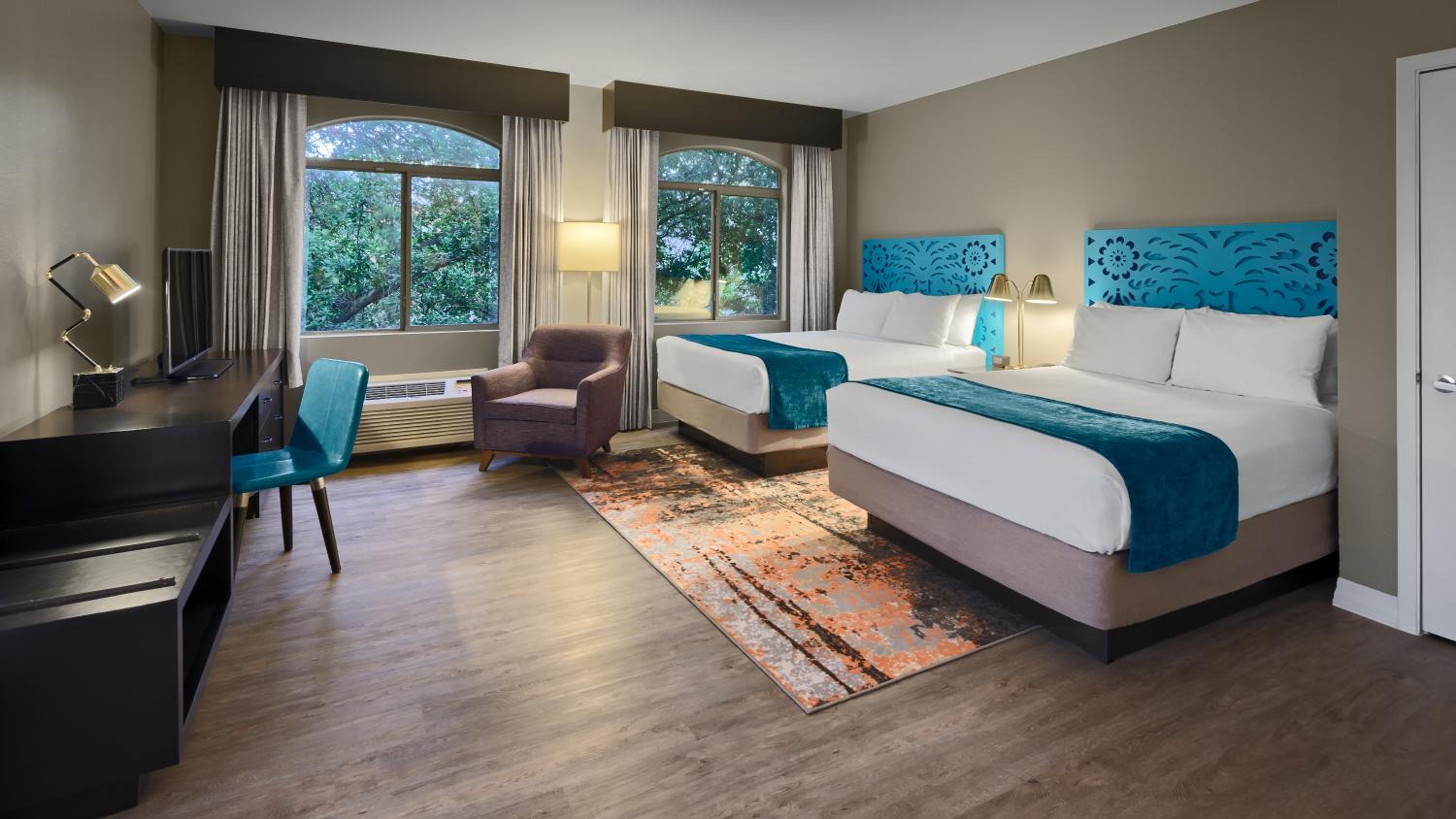 Standard Room with Two Queen Beds - Photo 3
