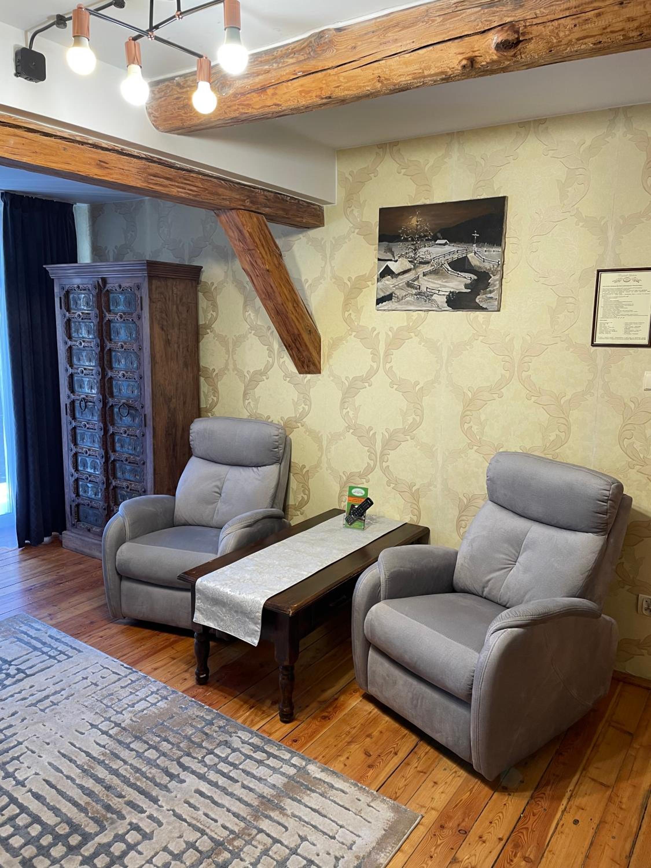 Double Room with Balcony - Photo 10