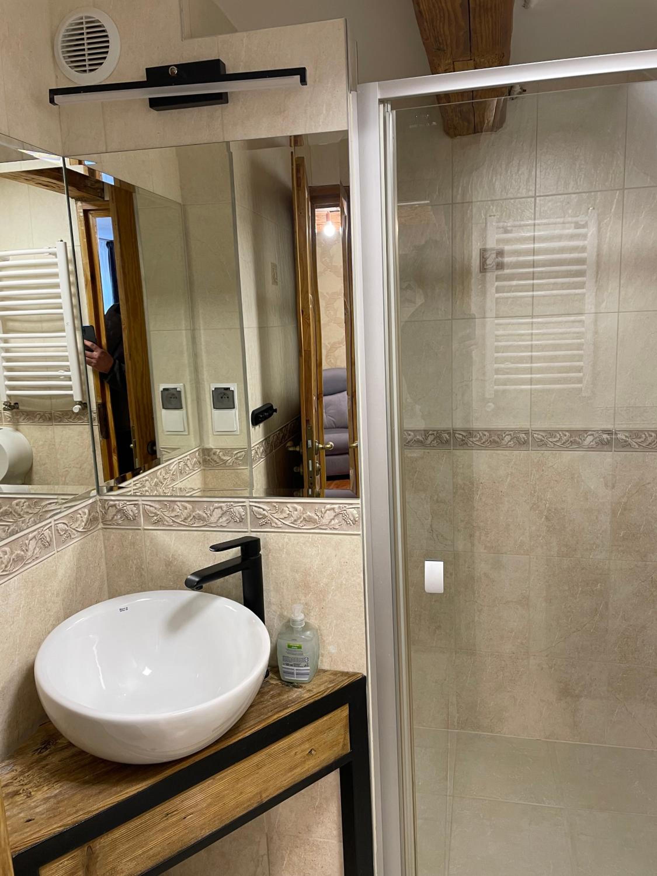 Double Room with Balcony - Photo 8