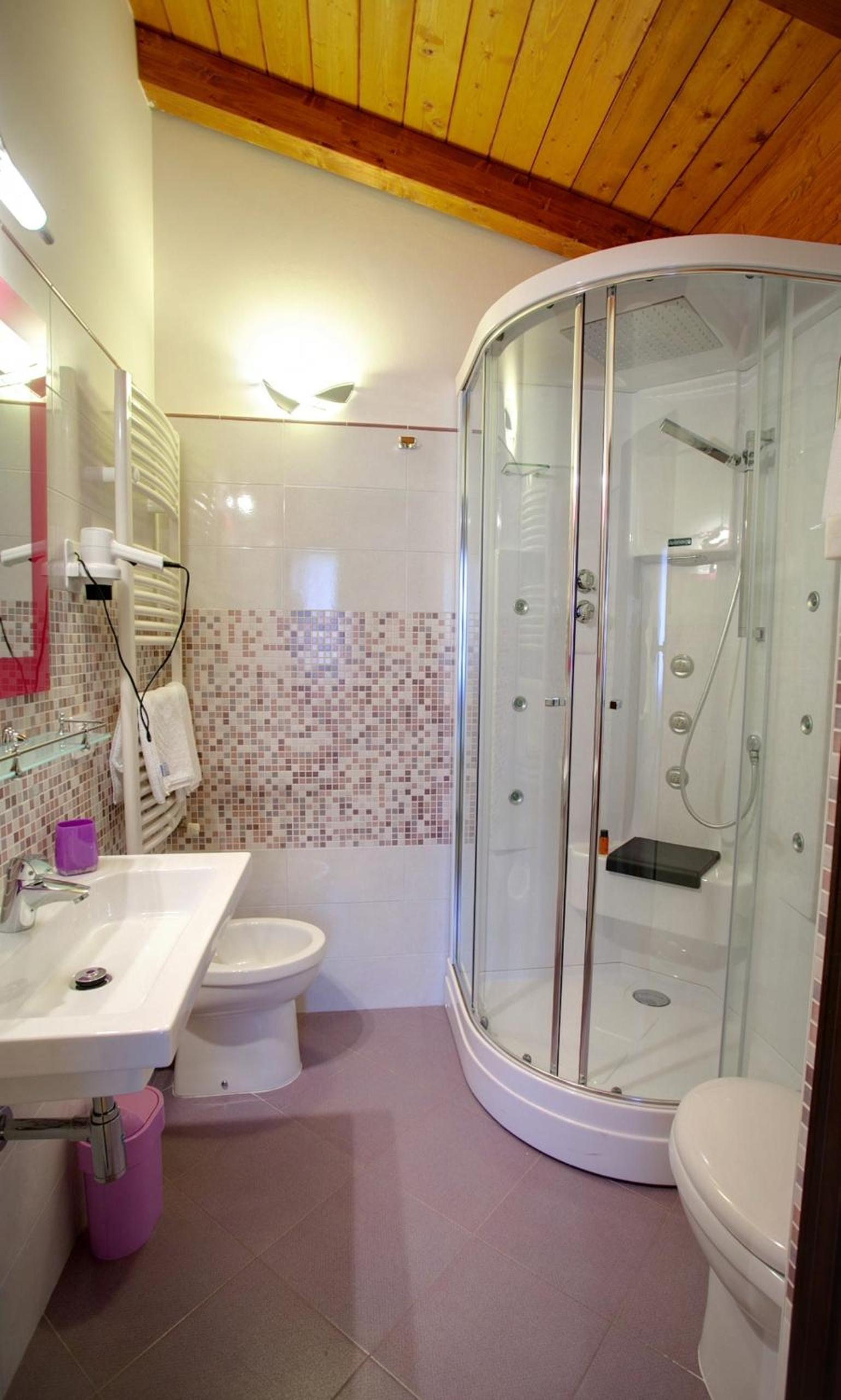 Deluxe Double or Twin Room - Photo 8