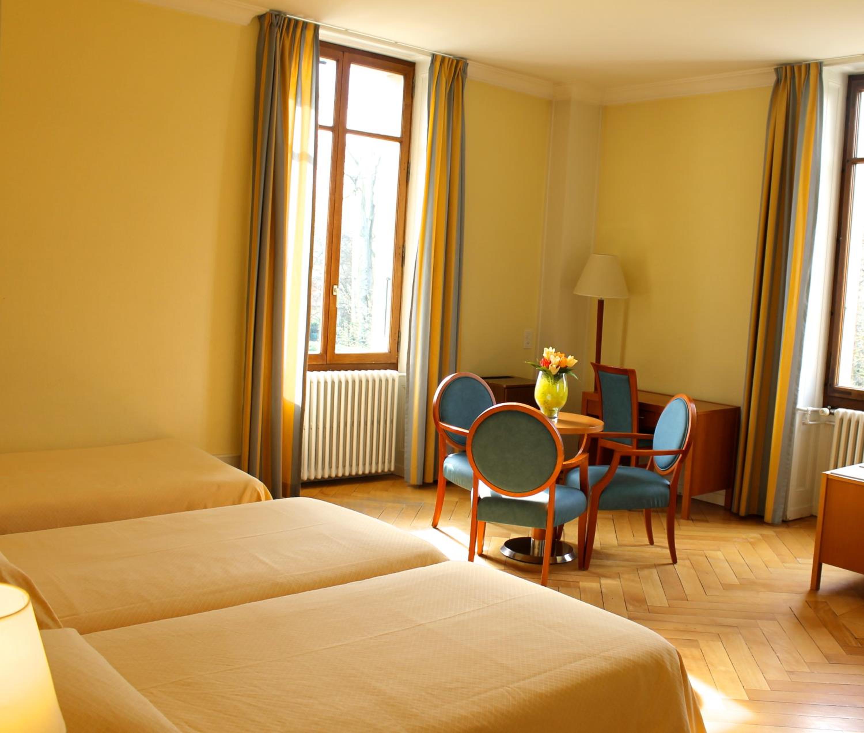 Triple Room with Private Bathroom and Park view