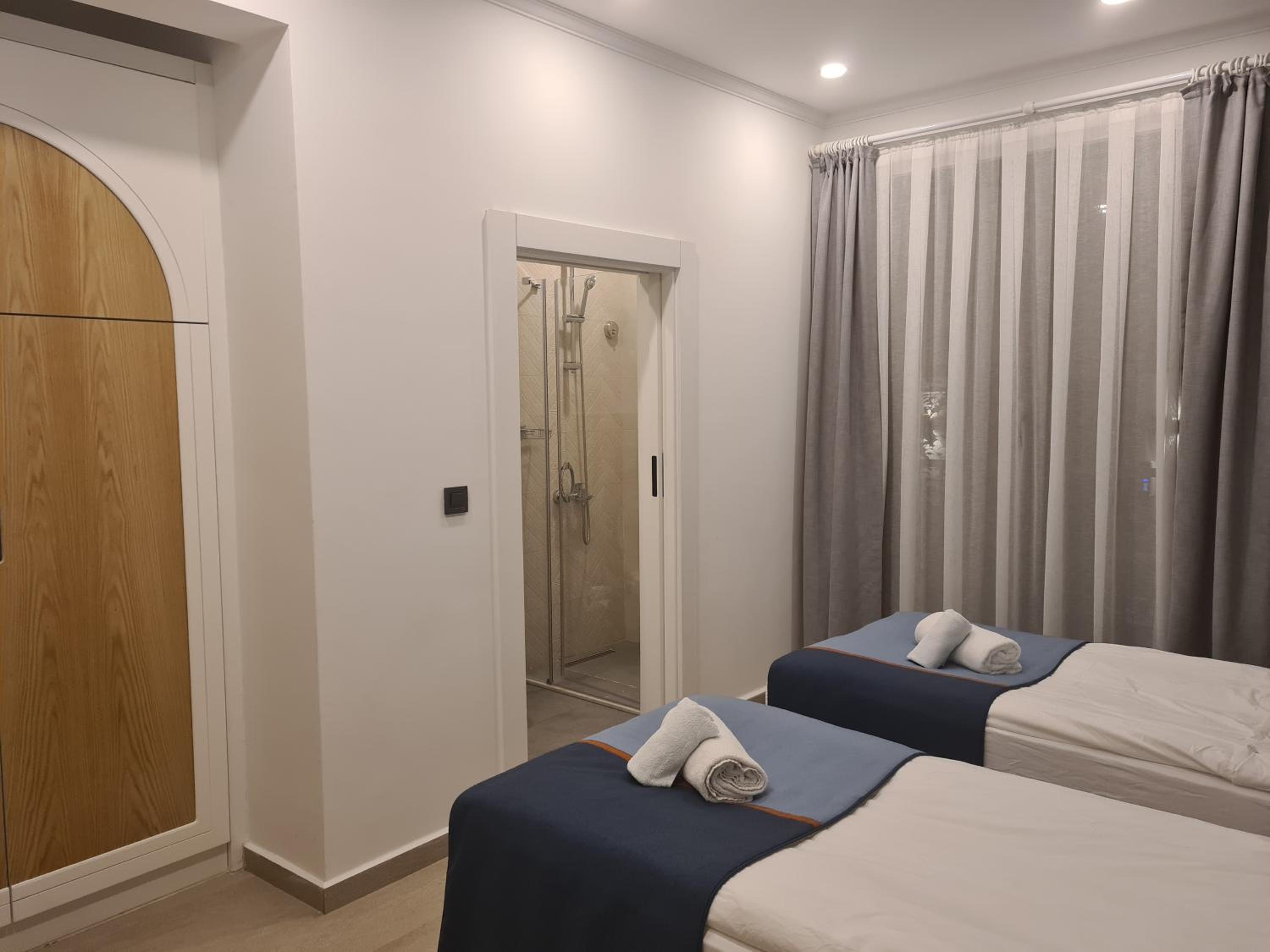 Standard Twin Room thumbnail 6