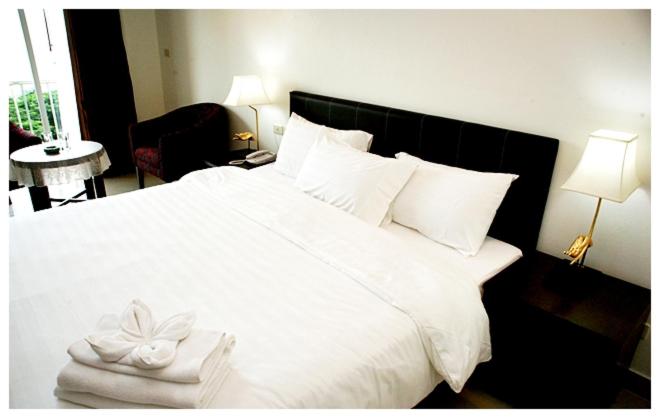 Double Room with Balcony - Photo 8