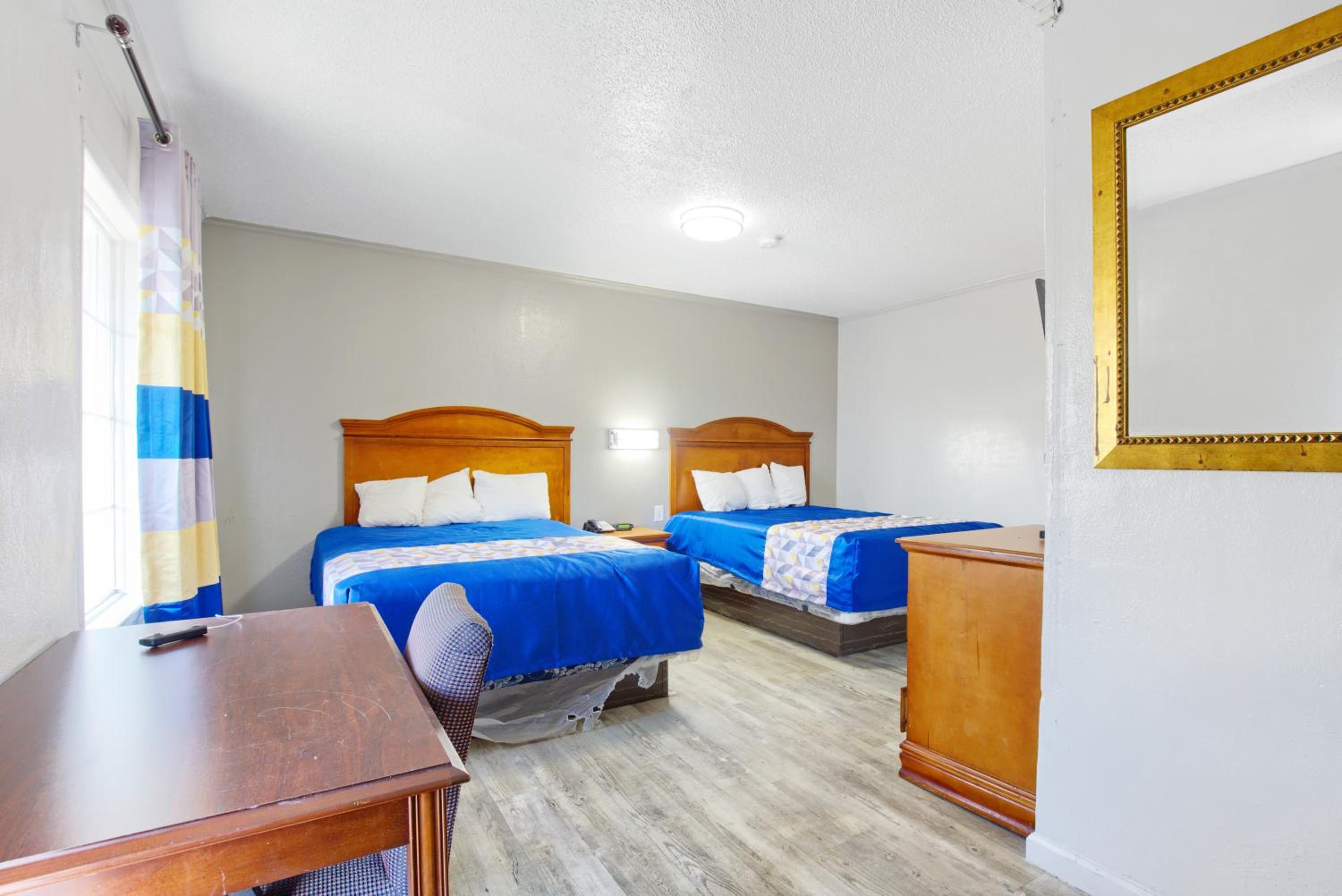 Queen Room with Two Queen Beds - Non-Smoking photo 1
