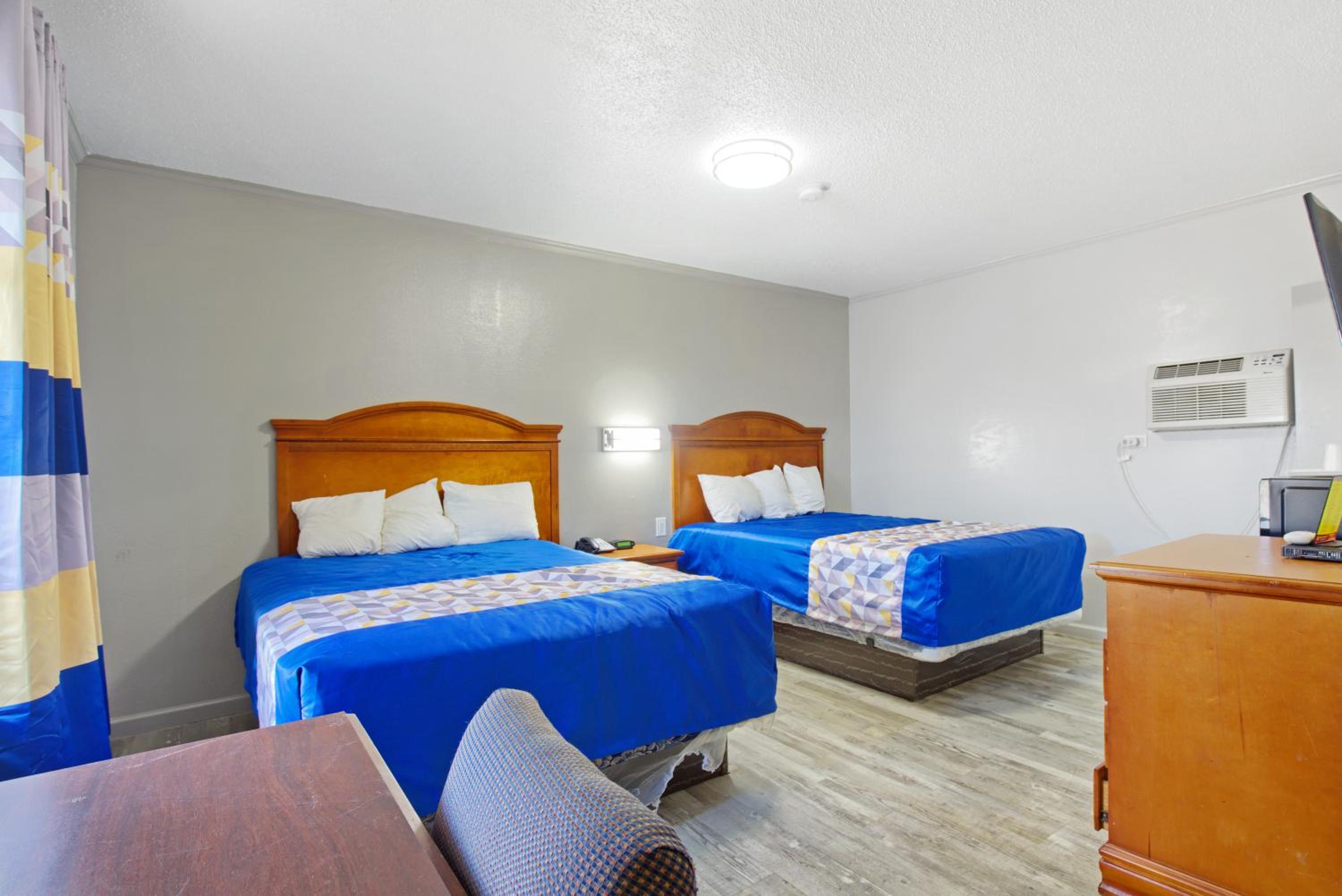 Queen Room with Two Queen Beds - Non-Smoking photo 2