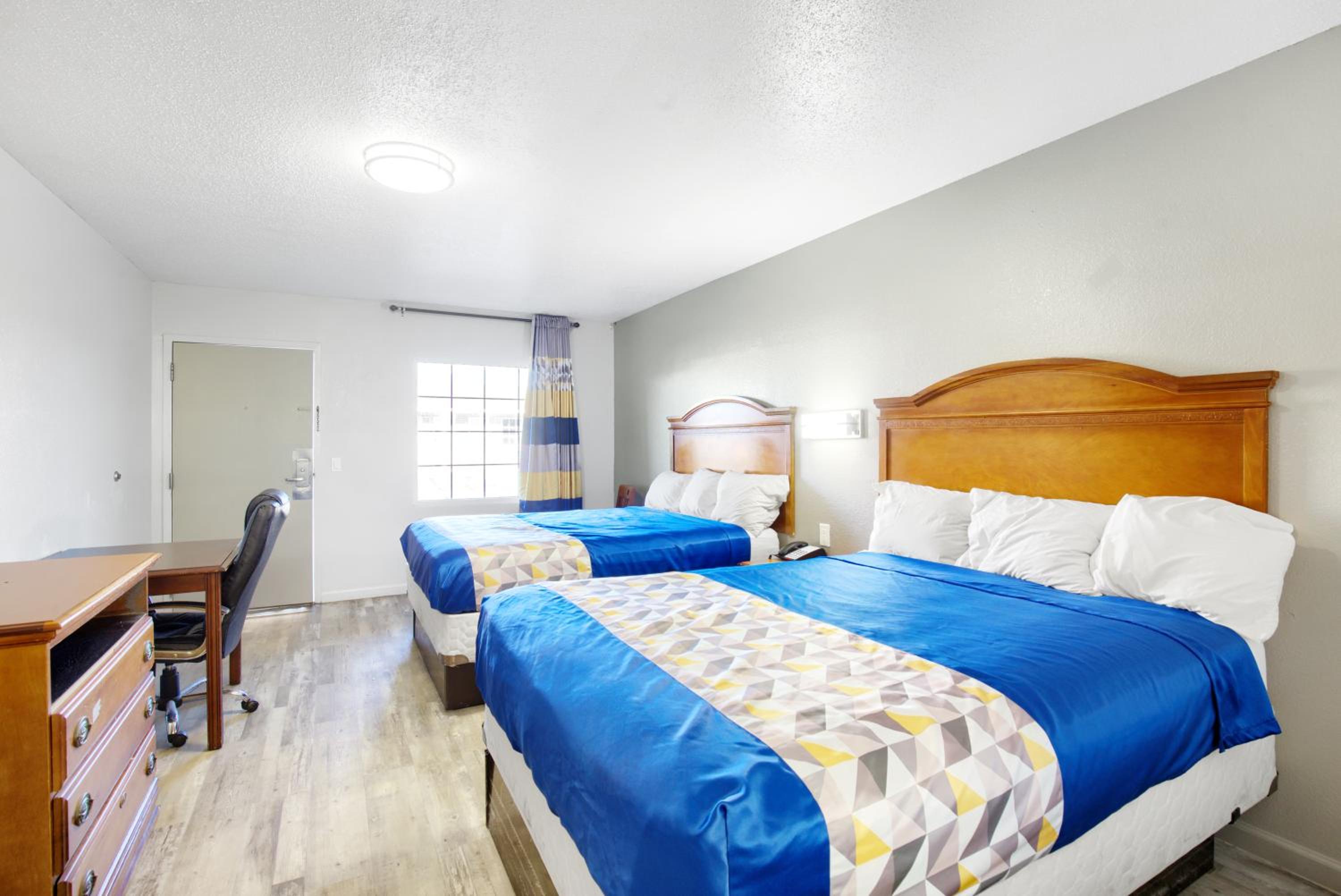 Queen Room with Two Queen Beds - Smoking photo 3