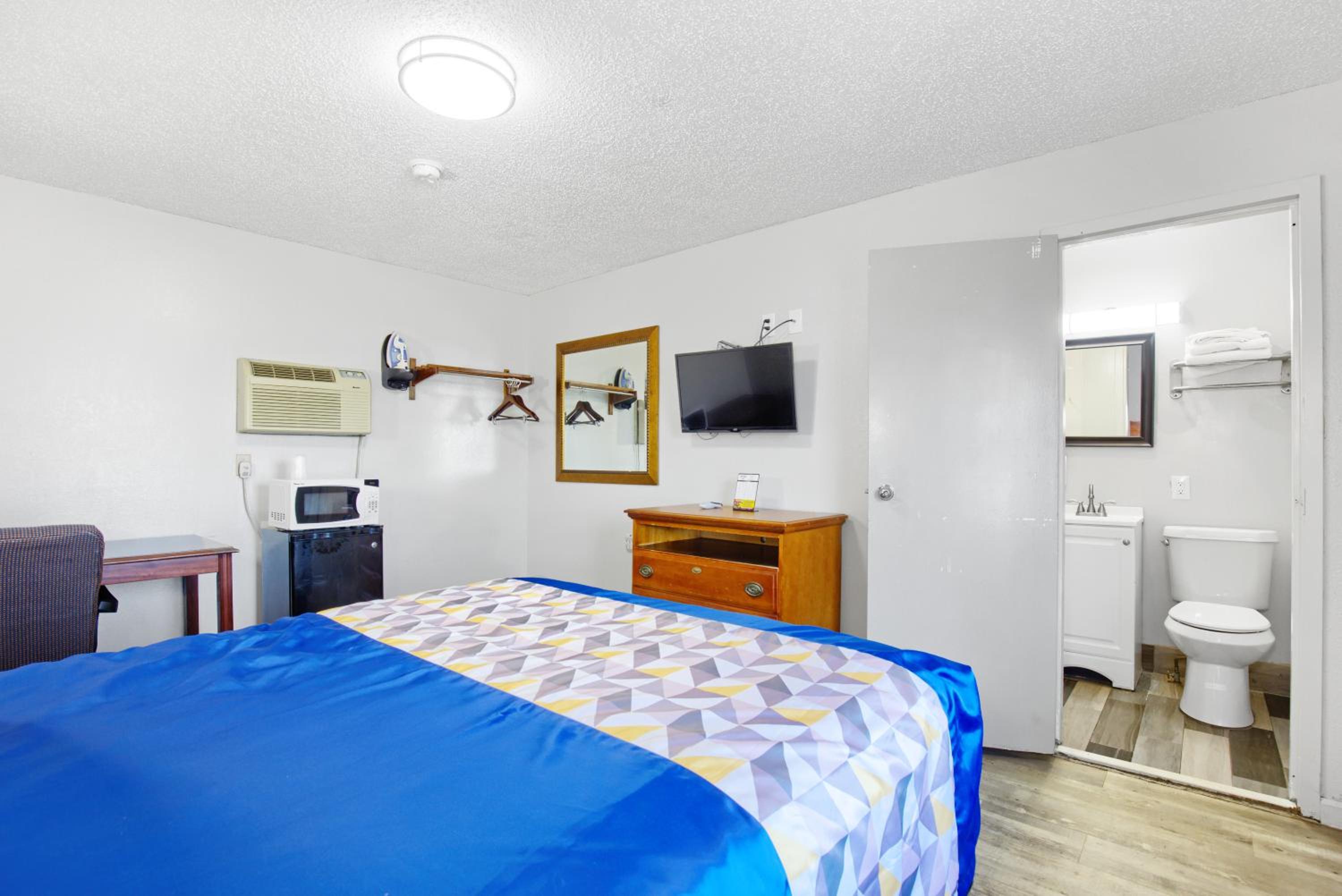 Queen Room photo 2