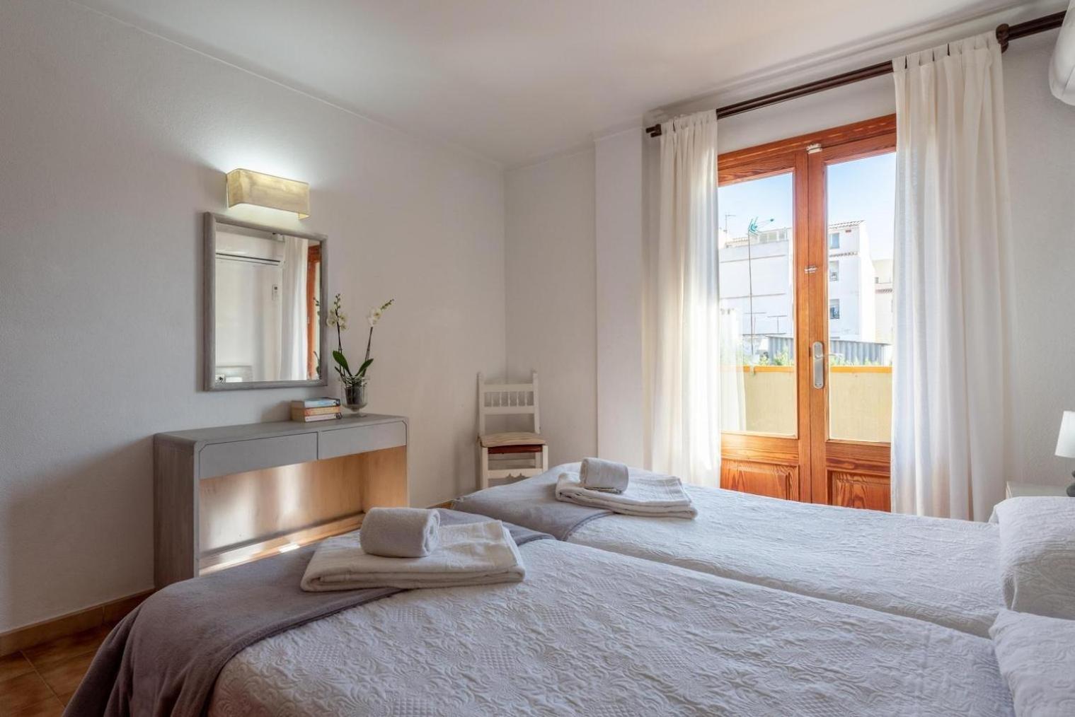 Two-Bedroom Apartment with Pool View photo 2