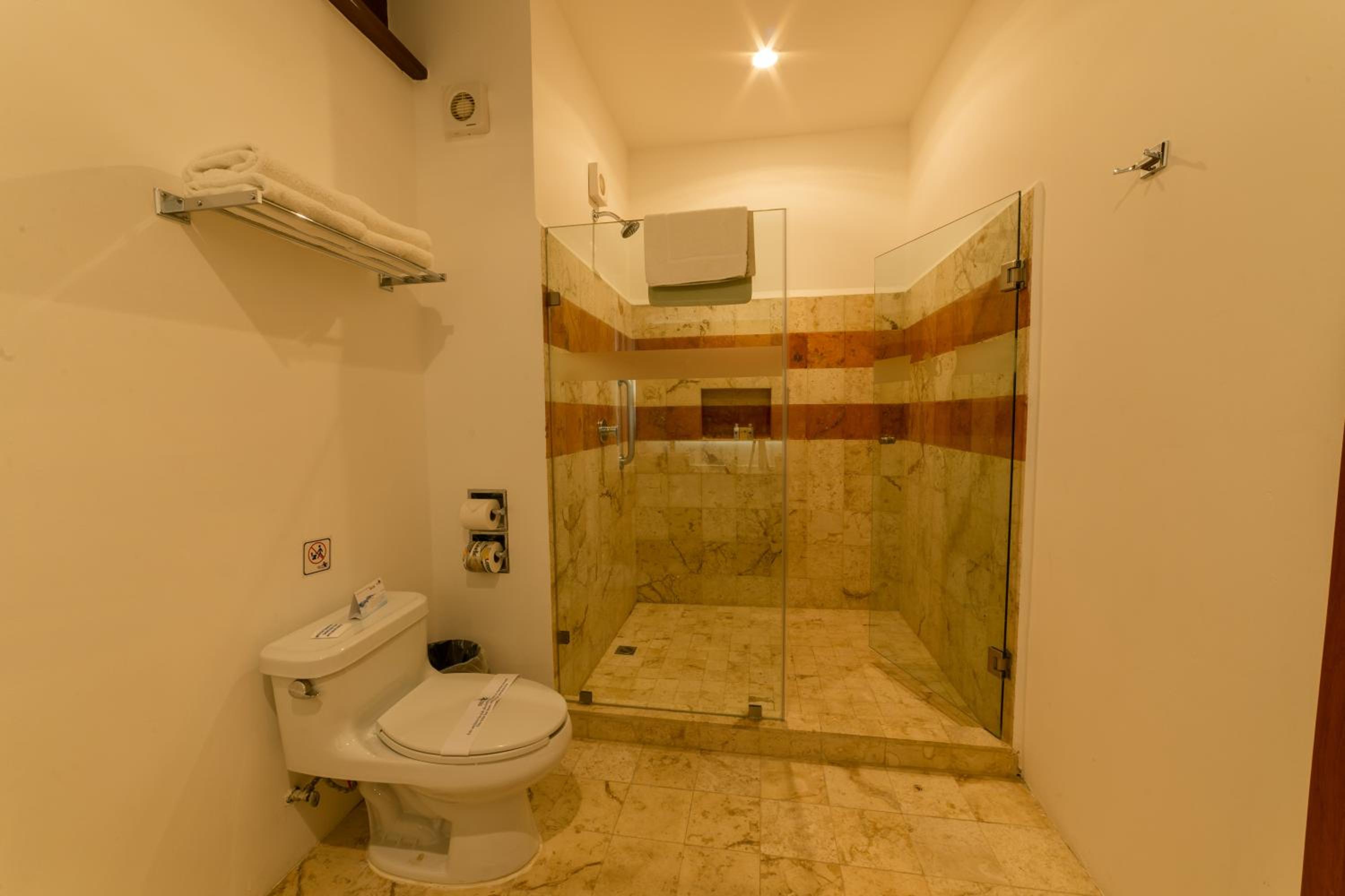 Deluxe King Room - Photo 4