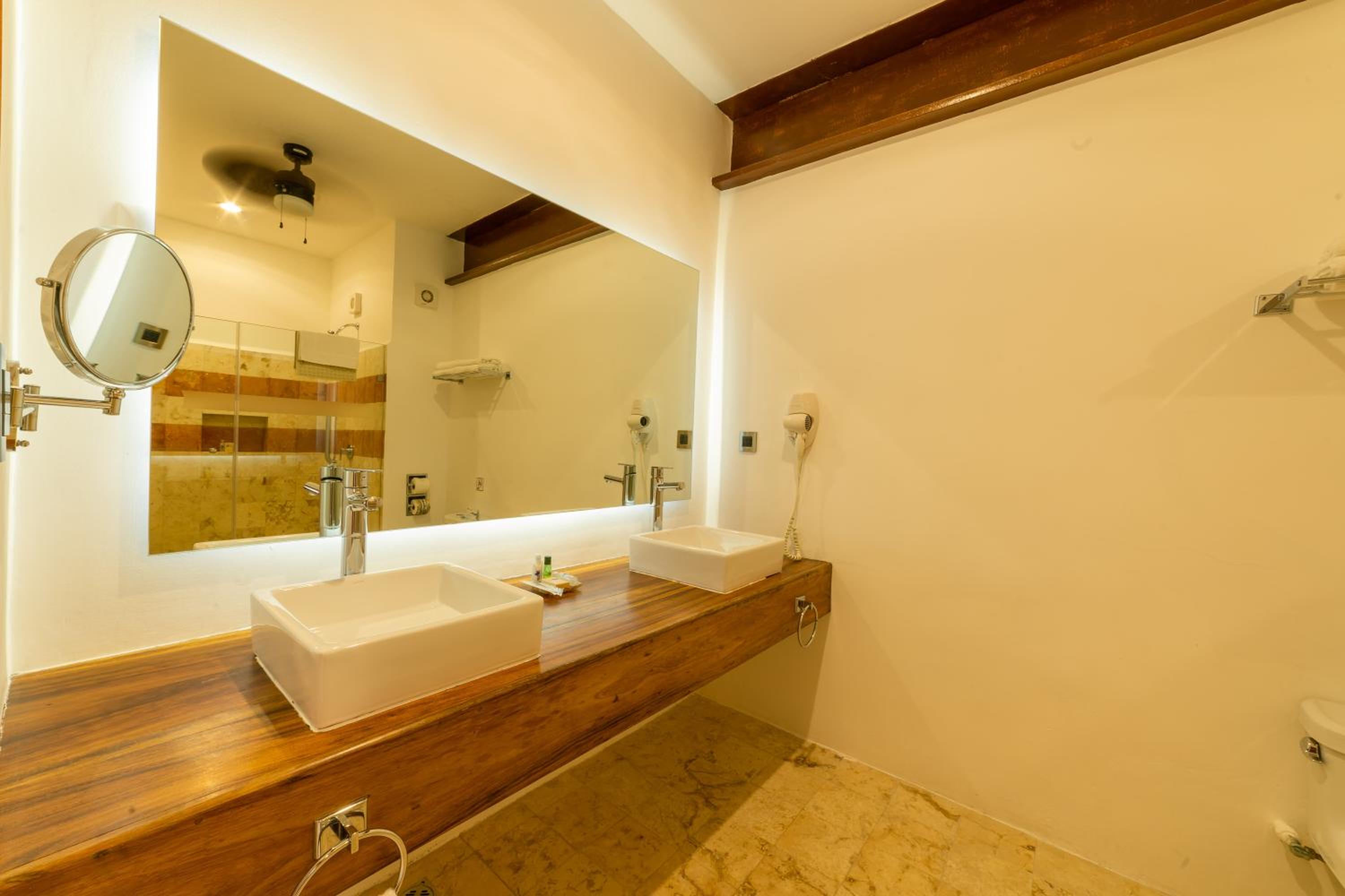 Deluxe King Room - Photo 5