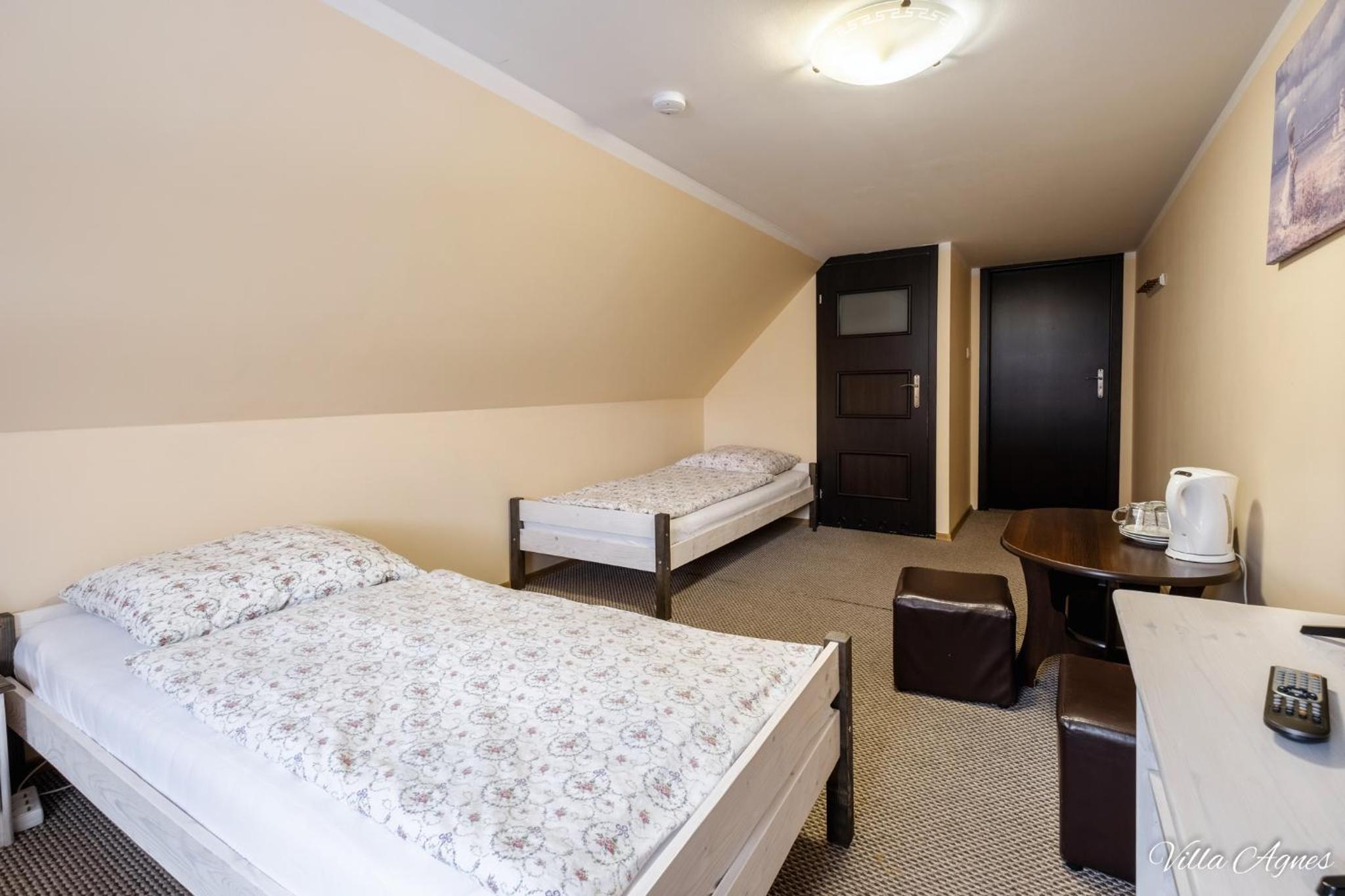 Economy Triple Room - Photo 3