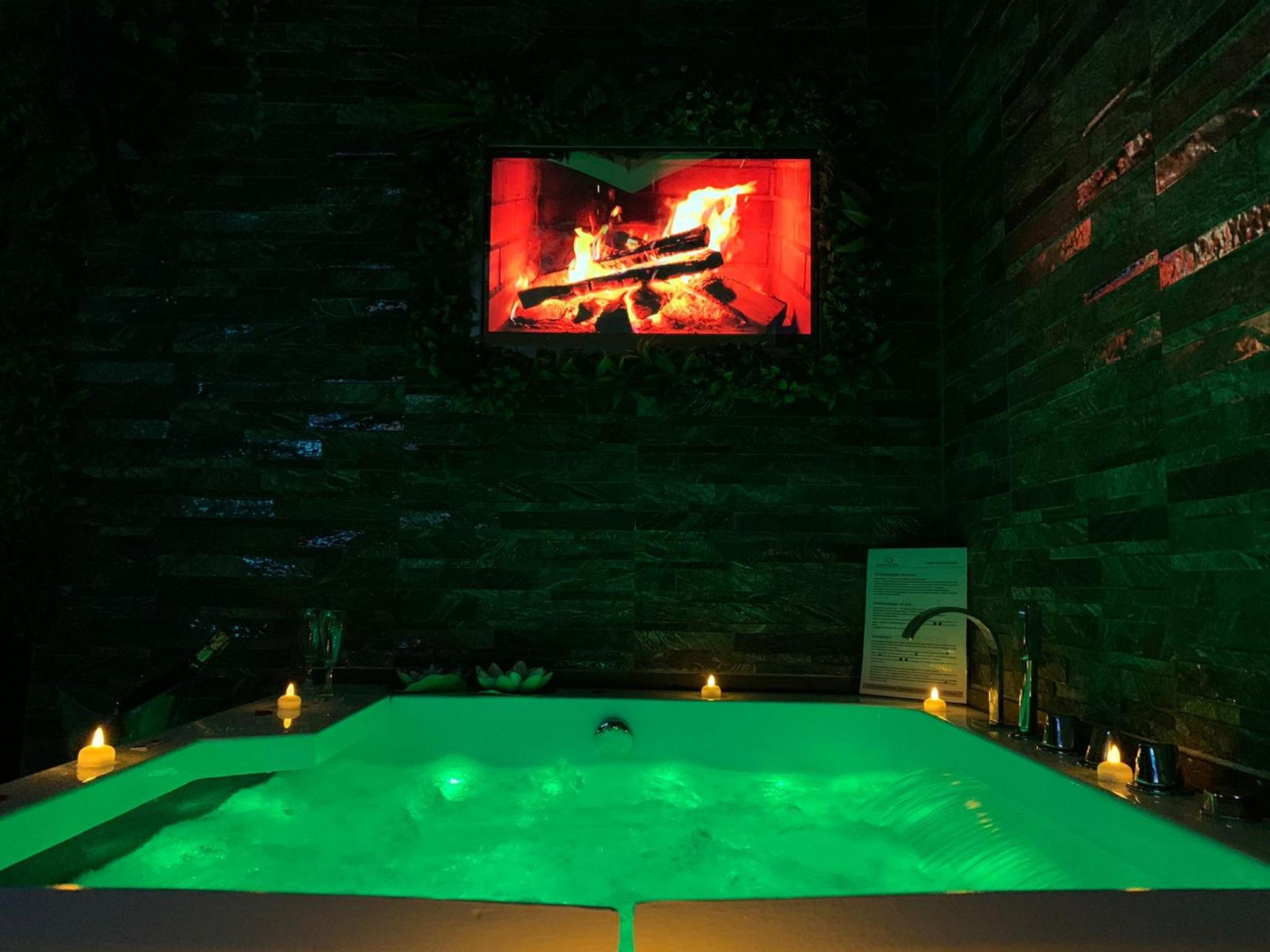 Suite with Hot Tub photo 2