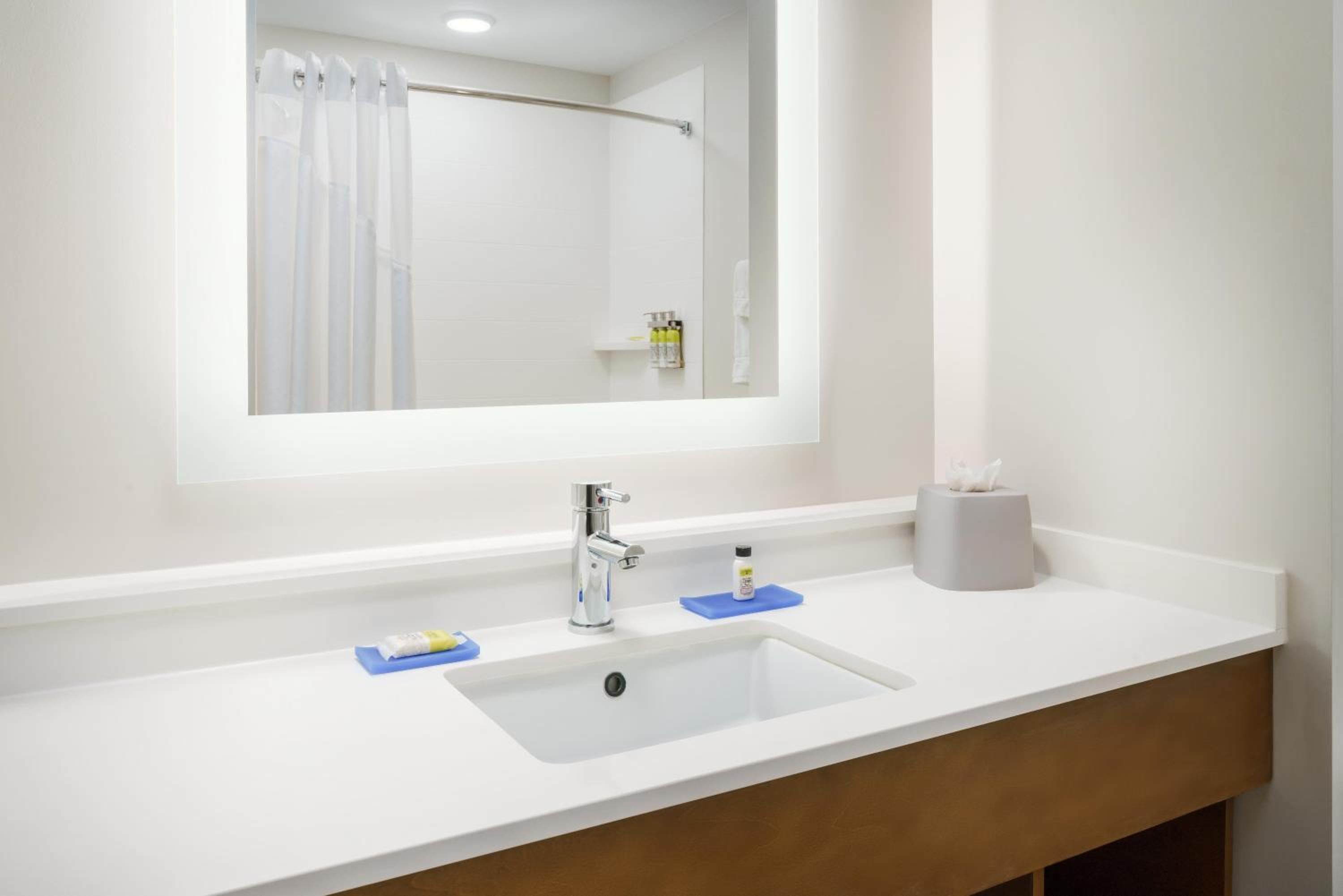 Standard Queen Room with Two Queen Beds and Tub - Mobility/Communications Accessible
