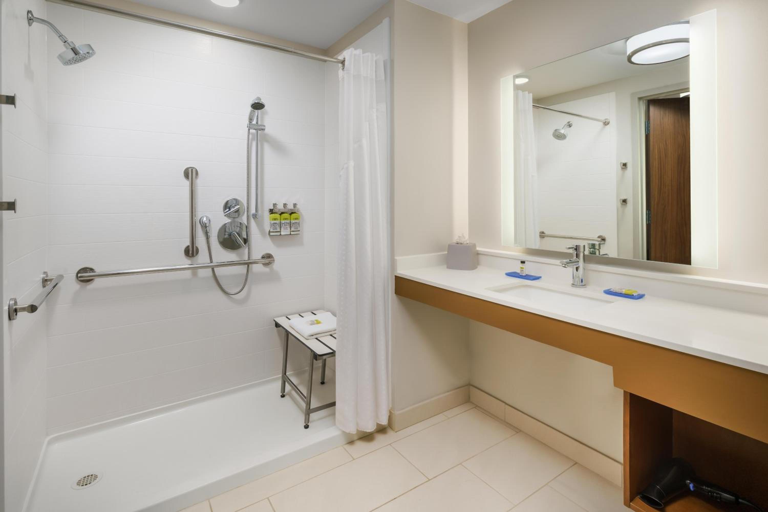 King Room - Hearing Accessible - Roll-in Shower photo 2