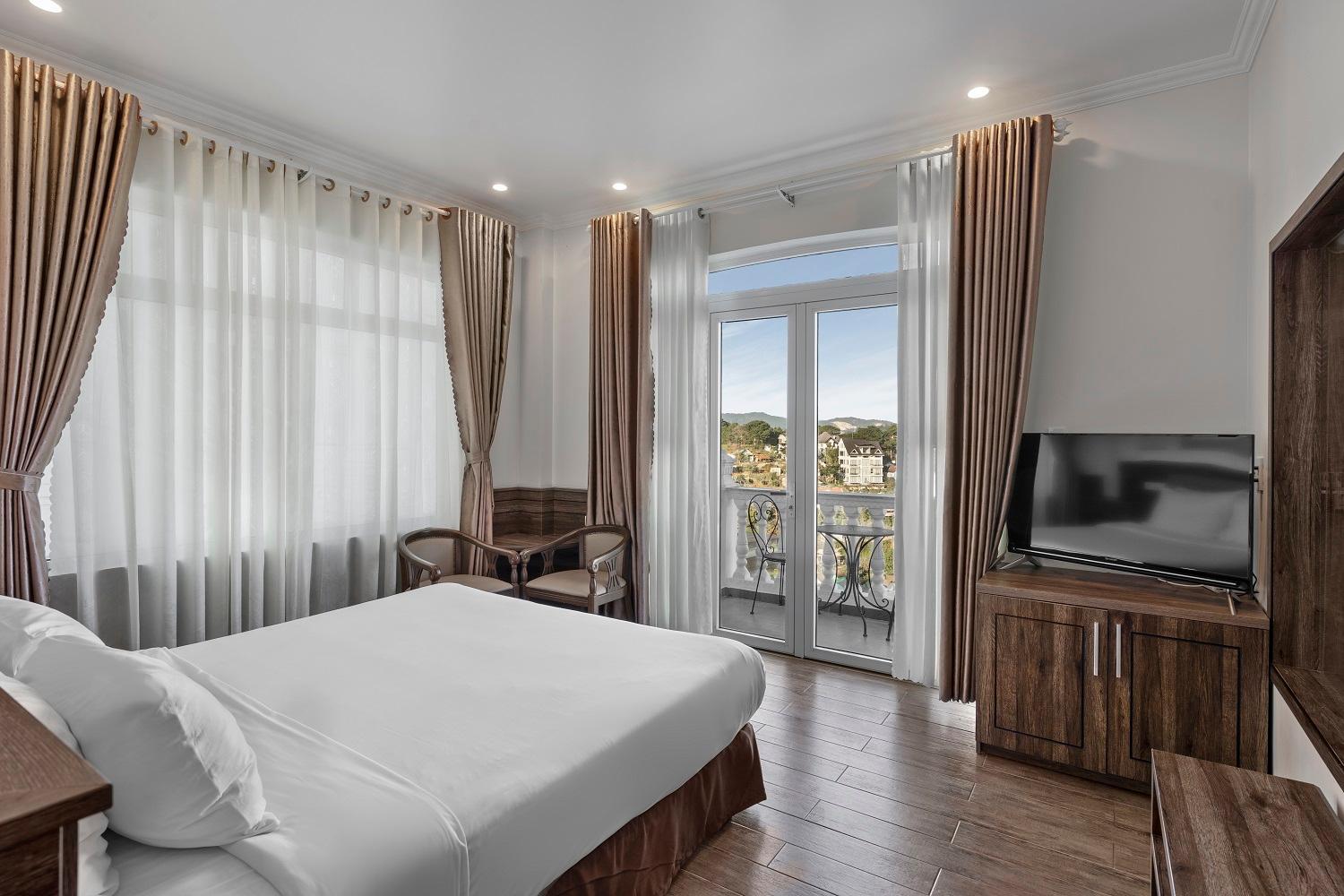 Deluxe Double Room with City View - Photo 19