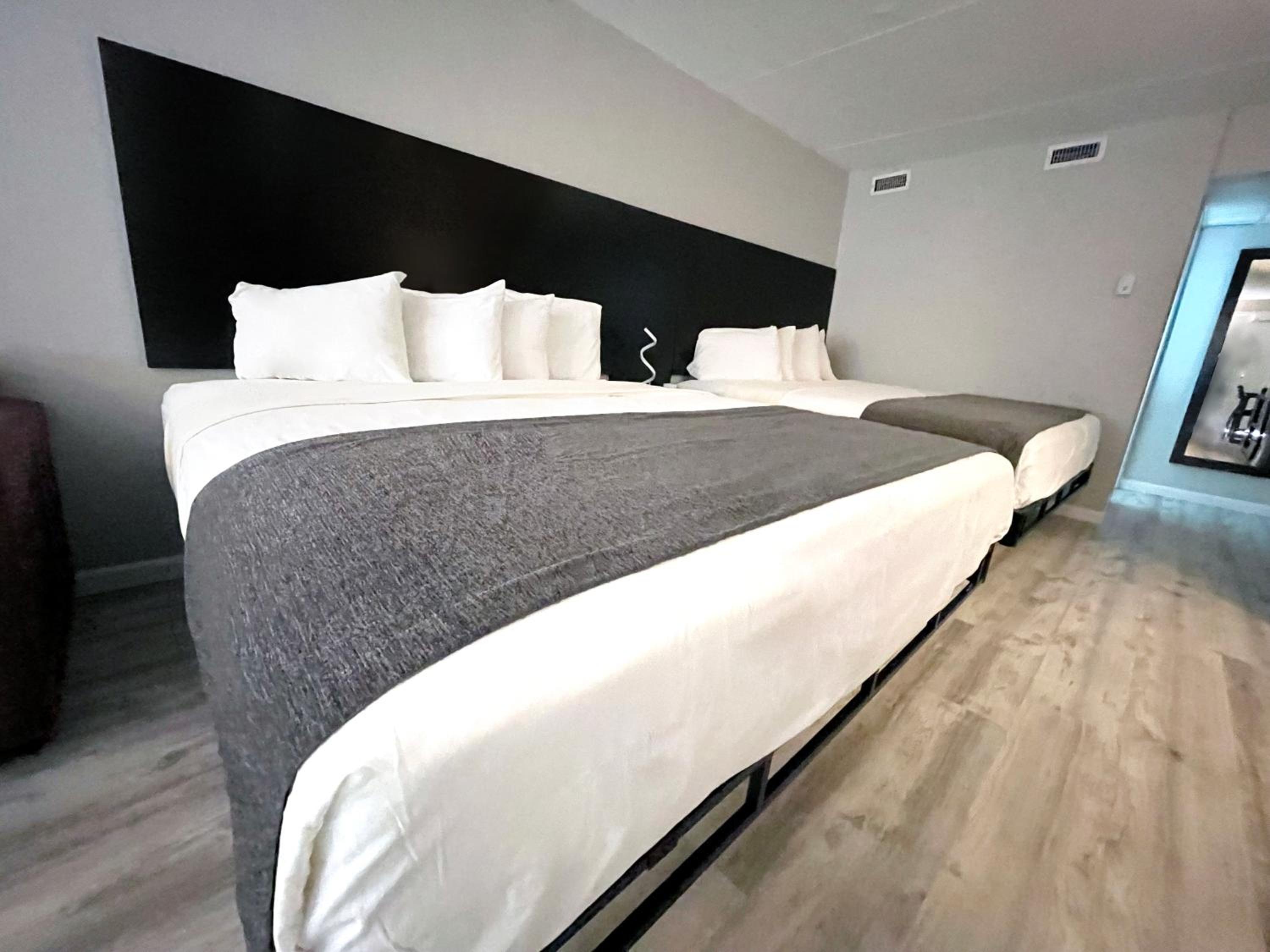 Deluxe King Room - Photo 3