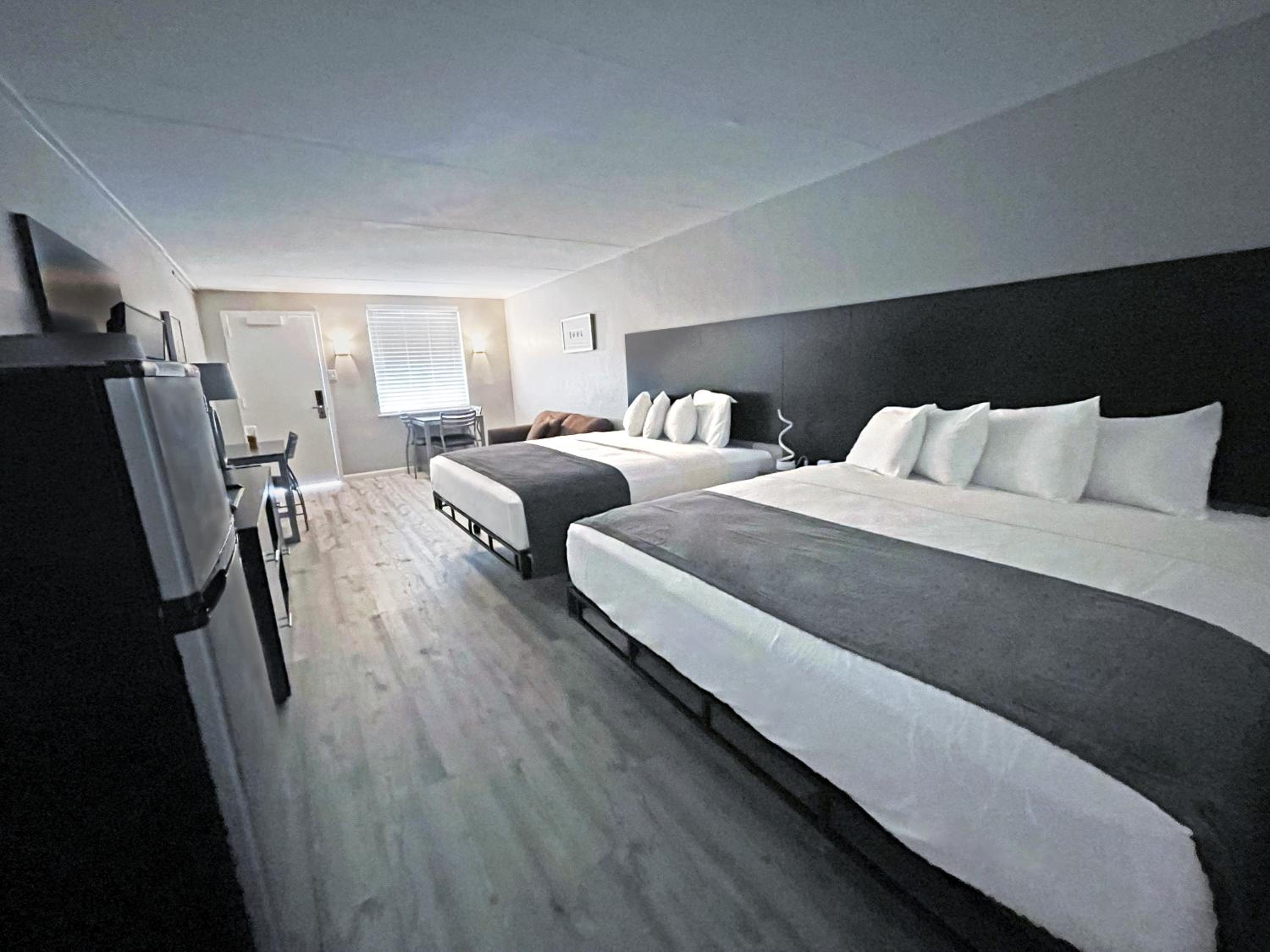 Deluxe King Room - Photo 7