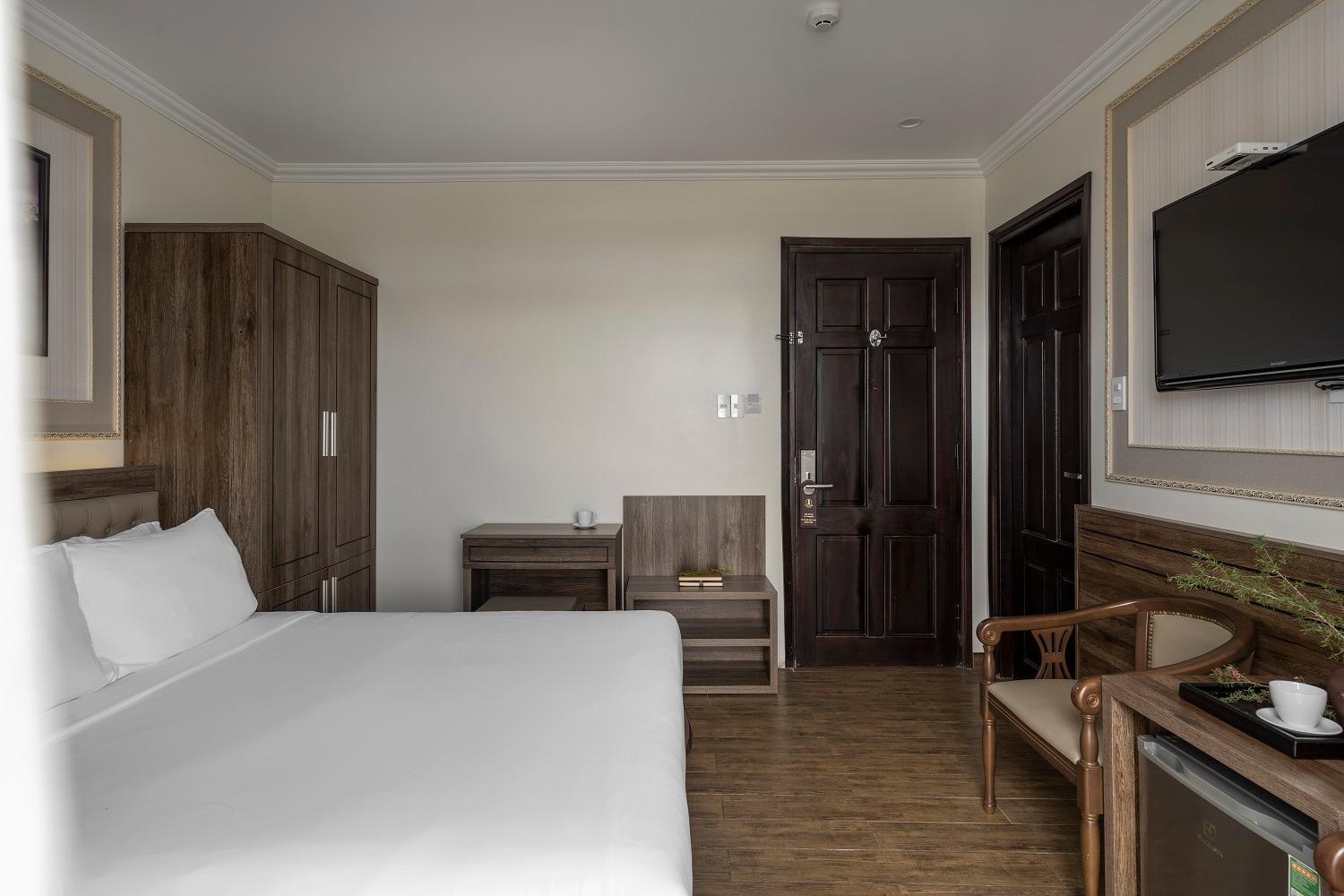 Deluxe Double Room with City View - Photo 9