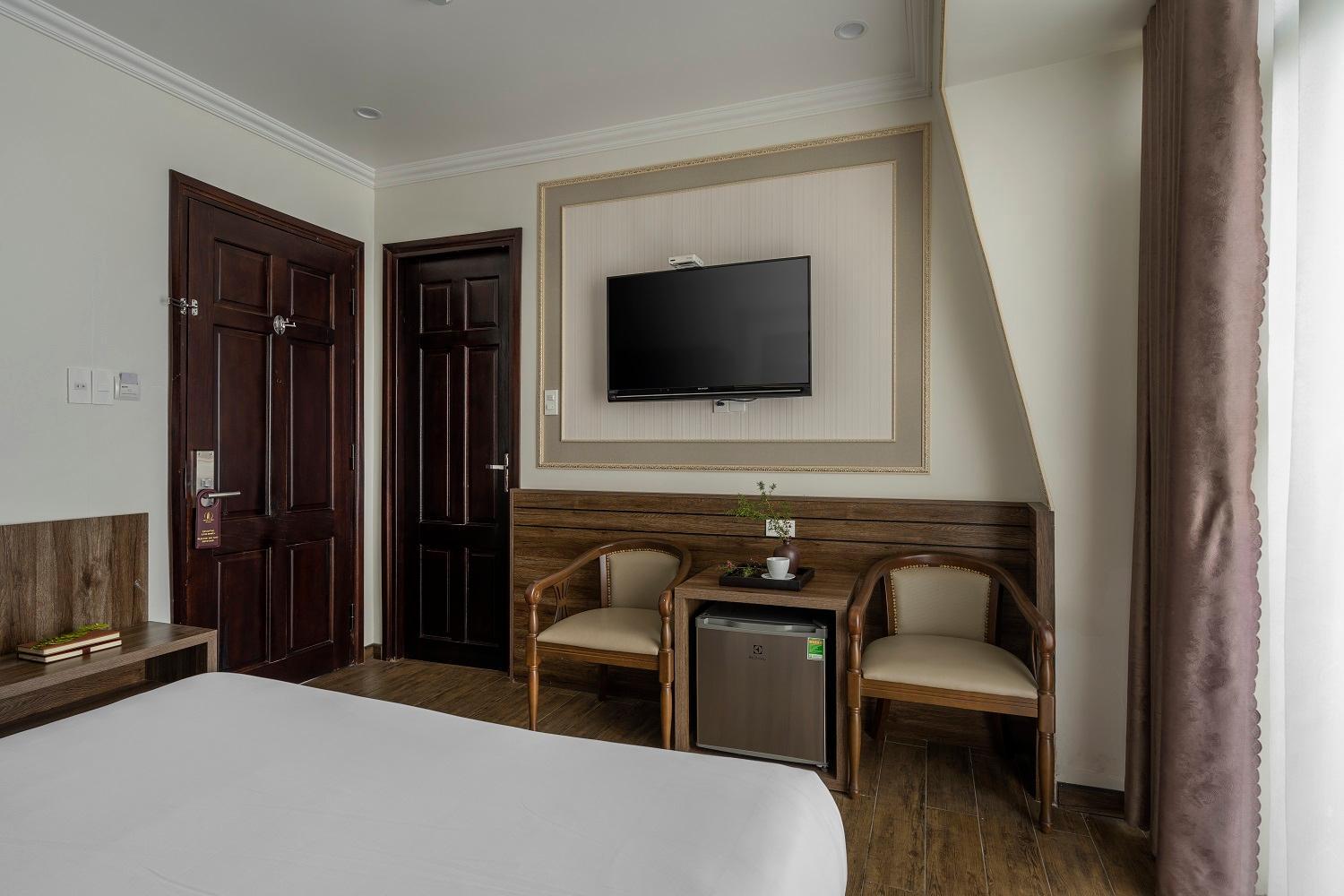 Deluxe Double Room with City View - Photo 8