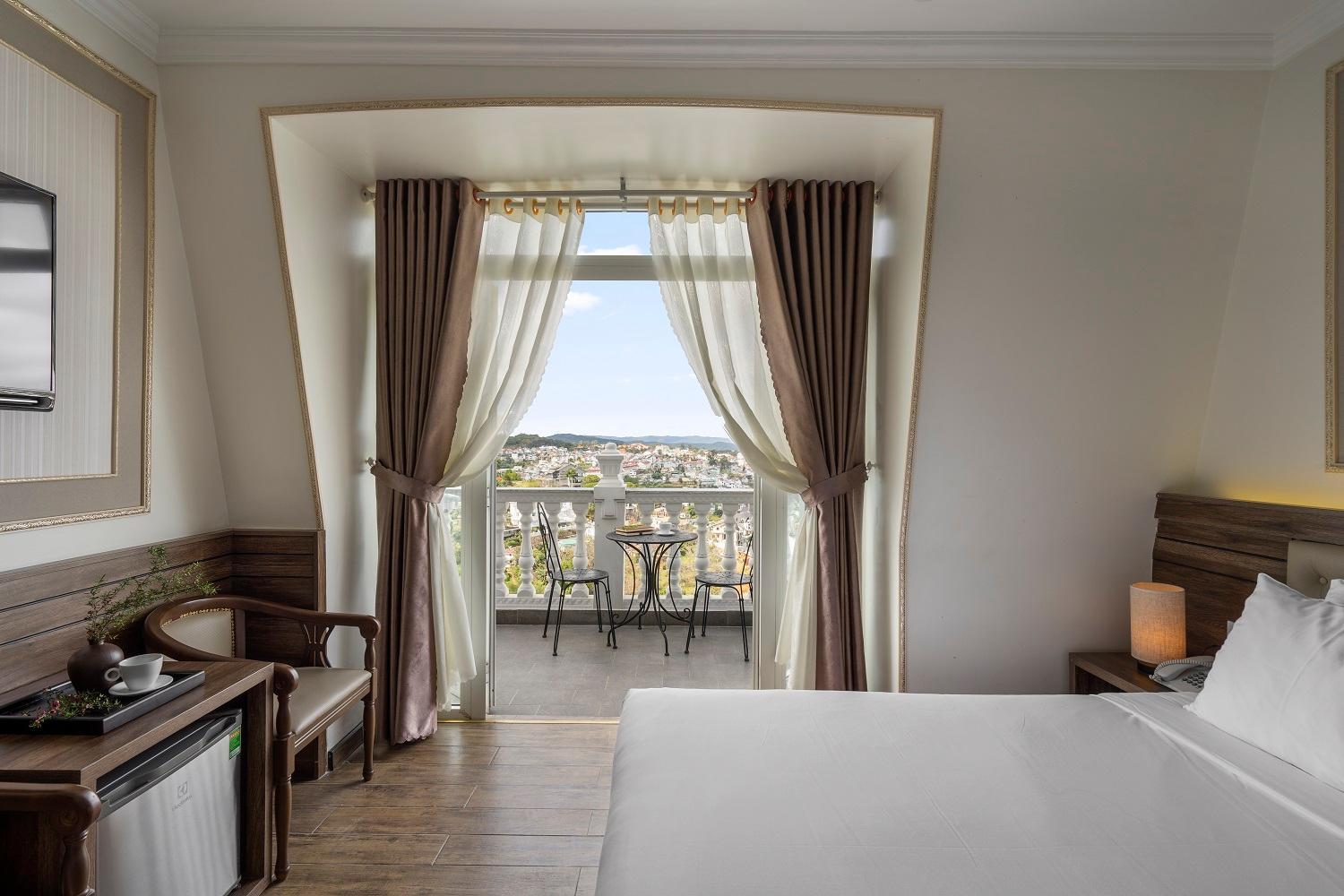 Deluxe Double Room with City View - Photo 22