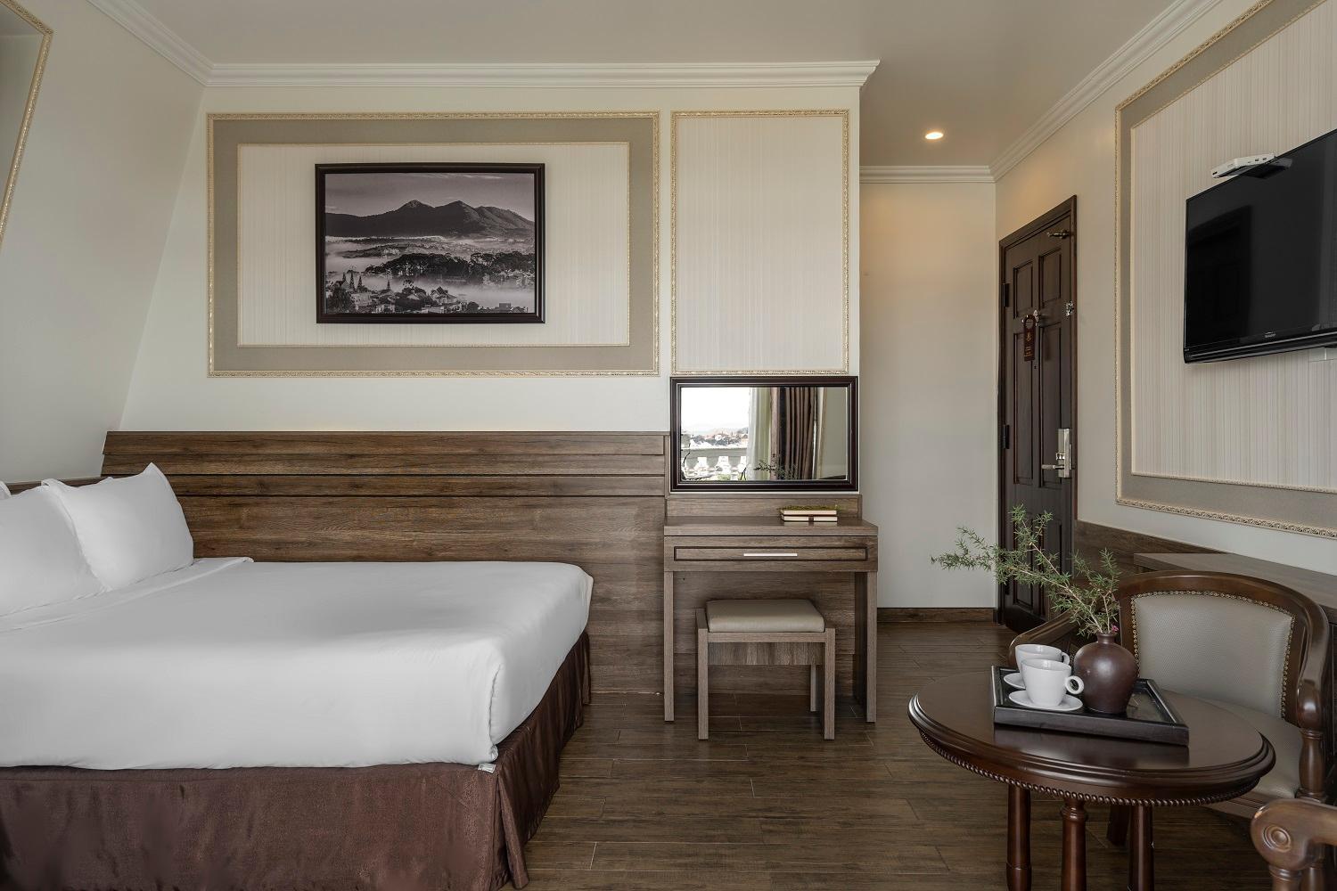 Deluxe Double Room with City View - Photo 17