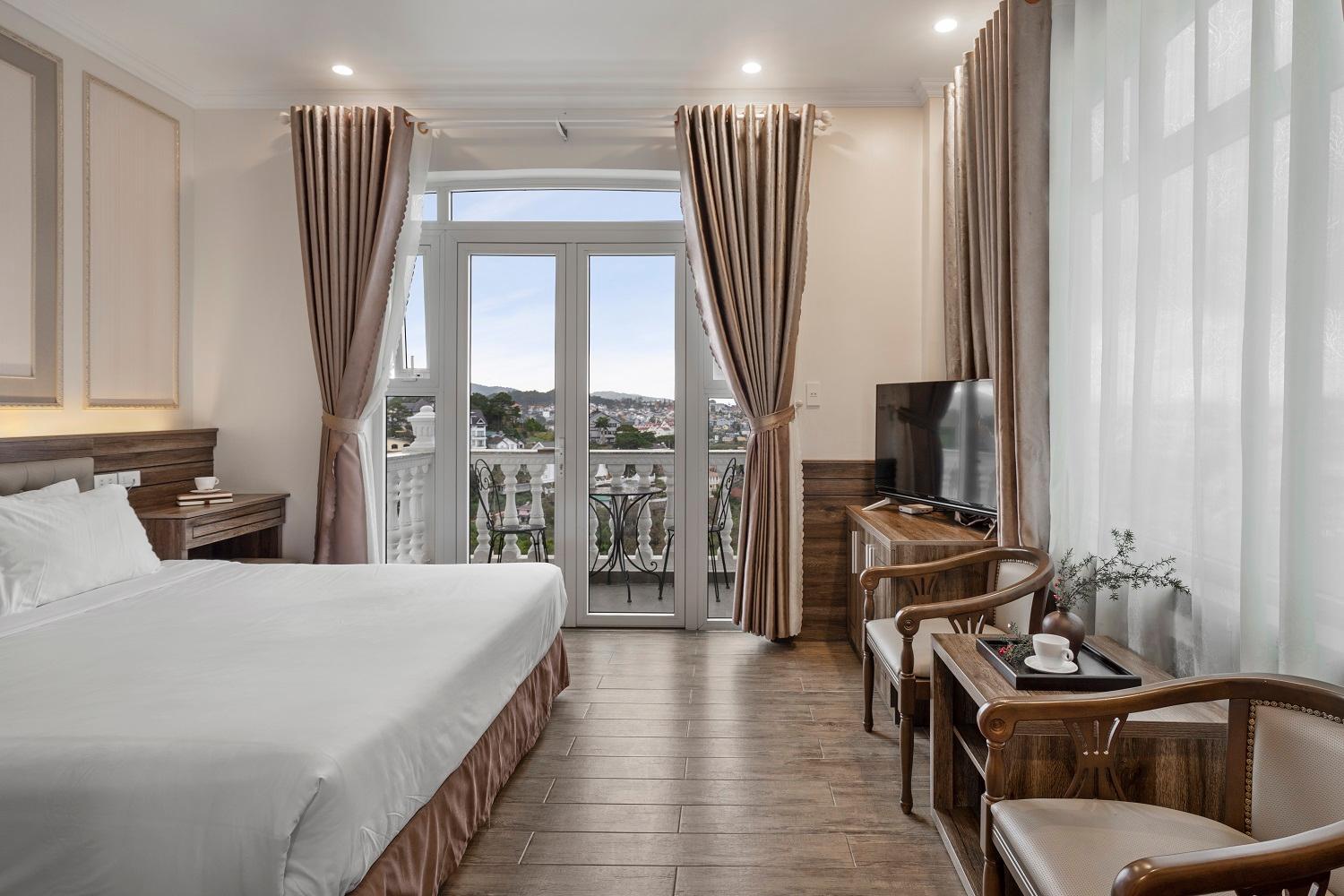 Deluxe Double Room with City View - Photo 21