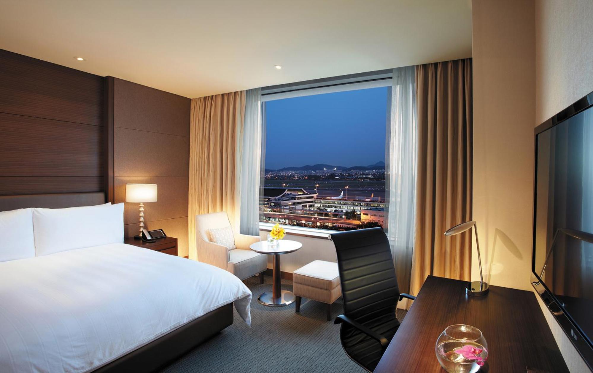 Special Offer - Deluxe Double Room With Airport View (High Floor) - Photo 2