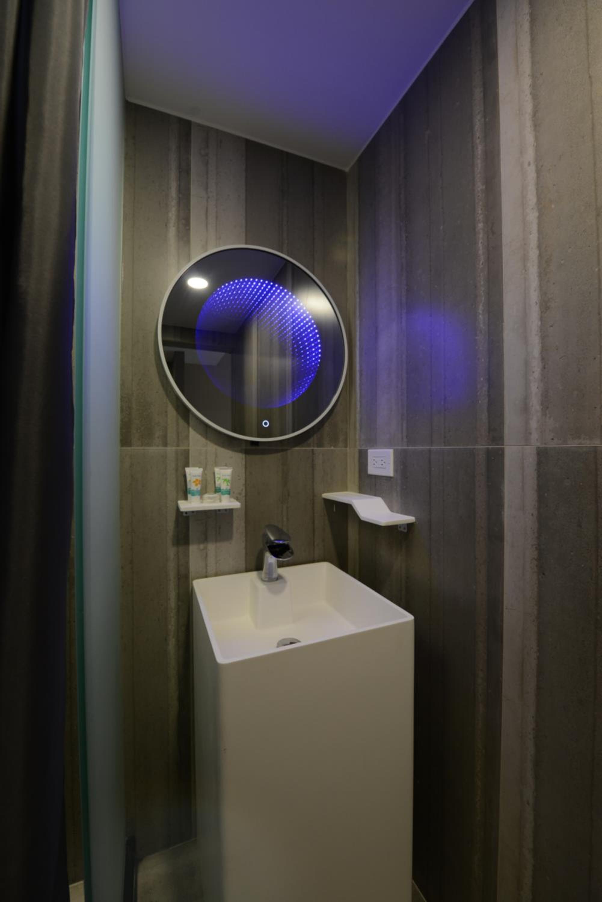 Twin Room - Non-Smoking photo 2