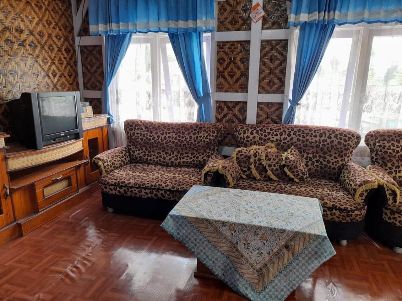 Five-Bedroom House photo 2