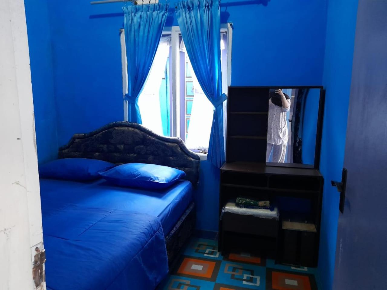 Five-Bedroom House photo 3